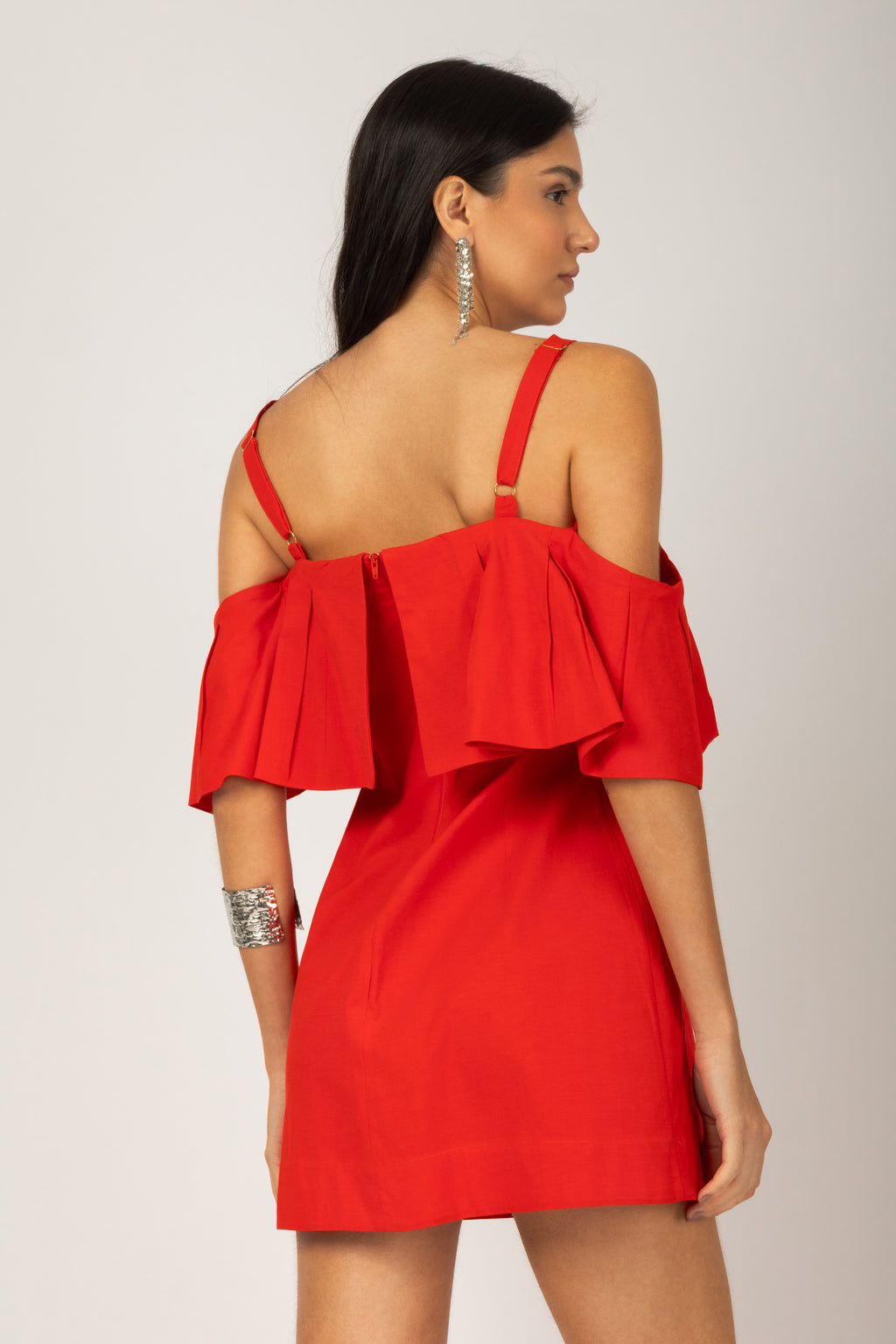 Vestido curto com alças e babado