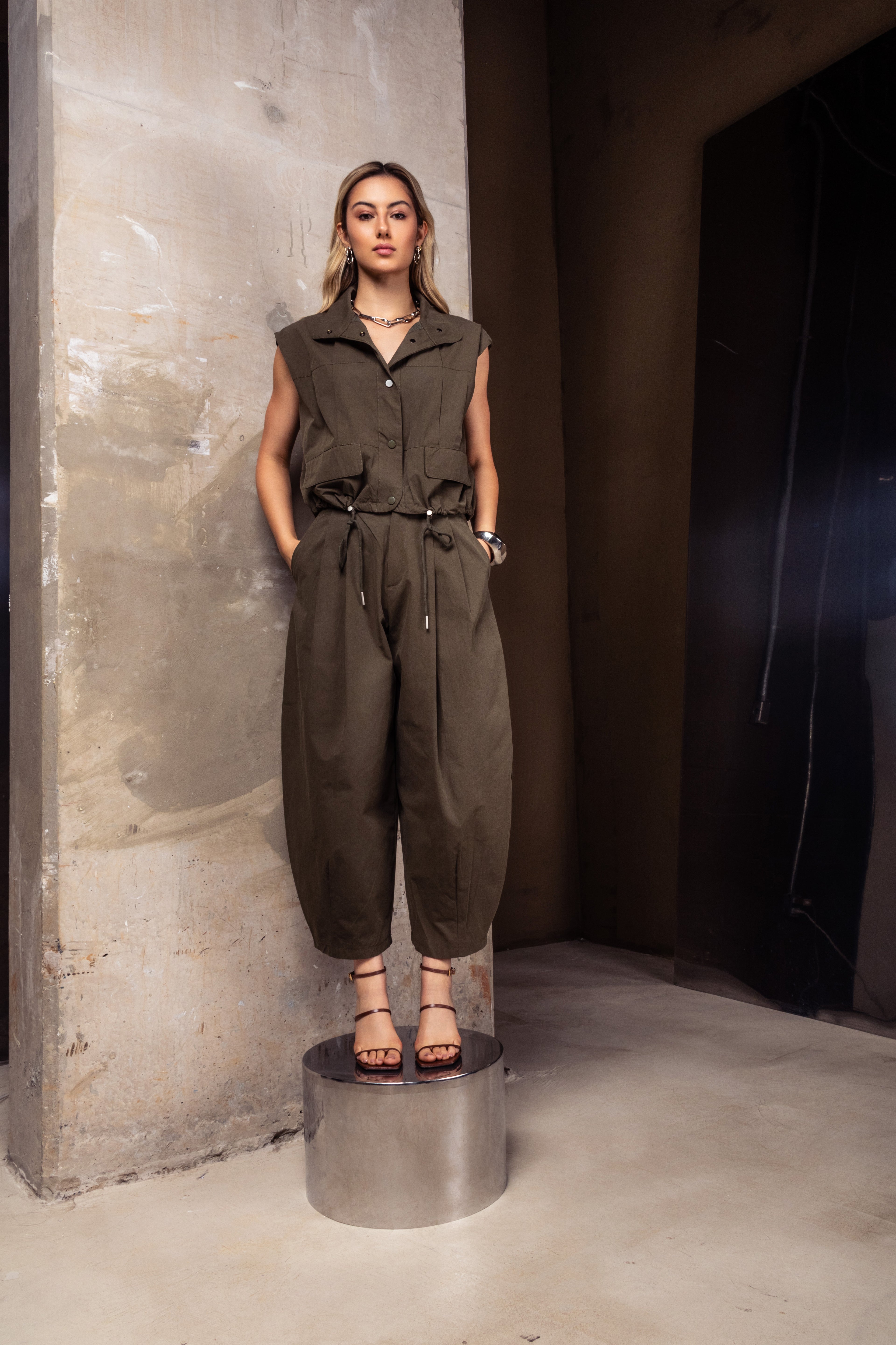 Calça barrel em sarja