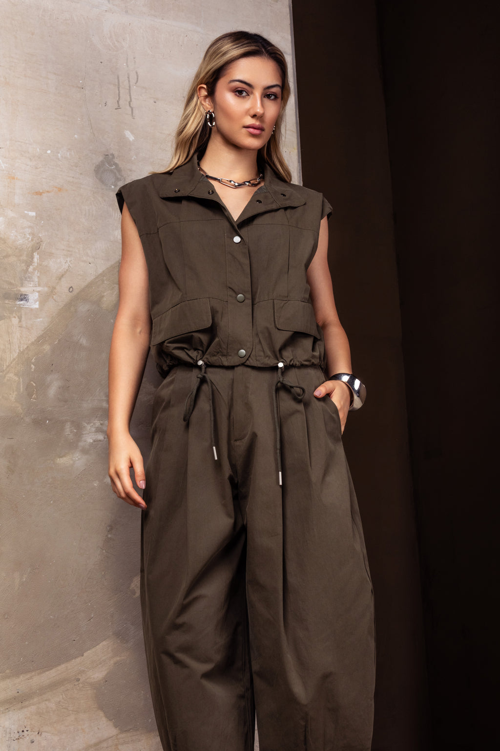 Colete estilo cargo em sarja