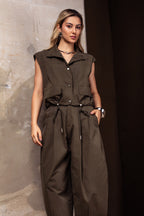 Colete estilo cargo em sarja