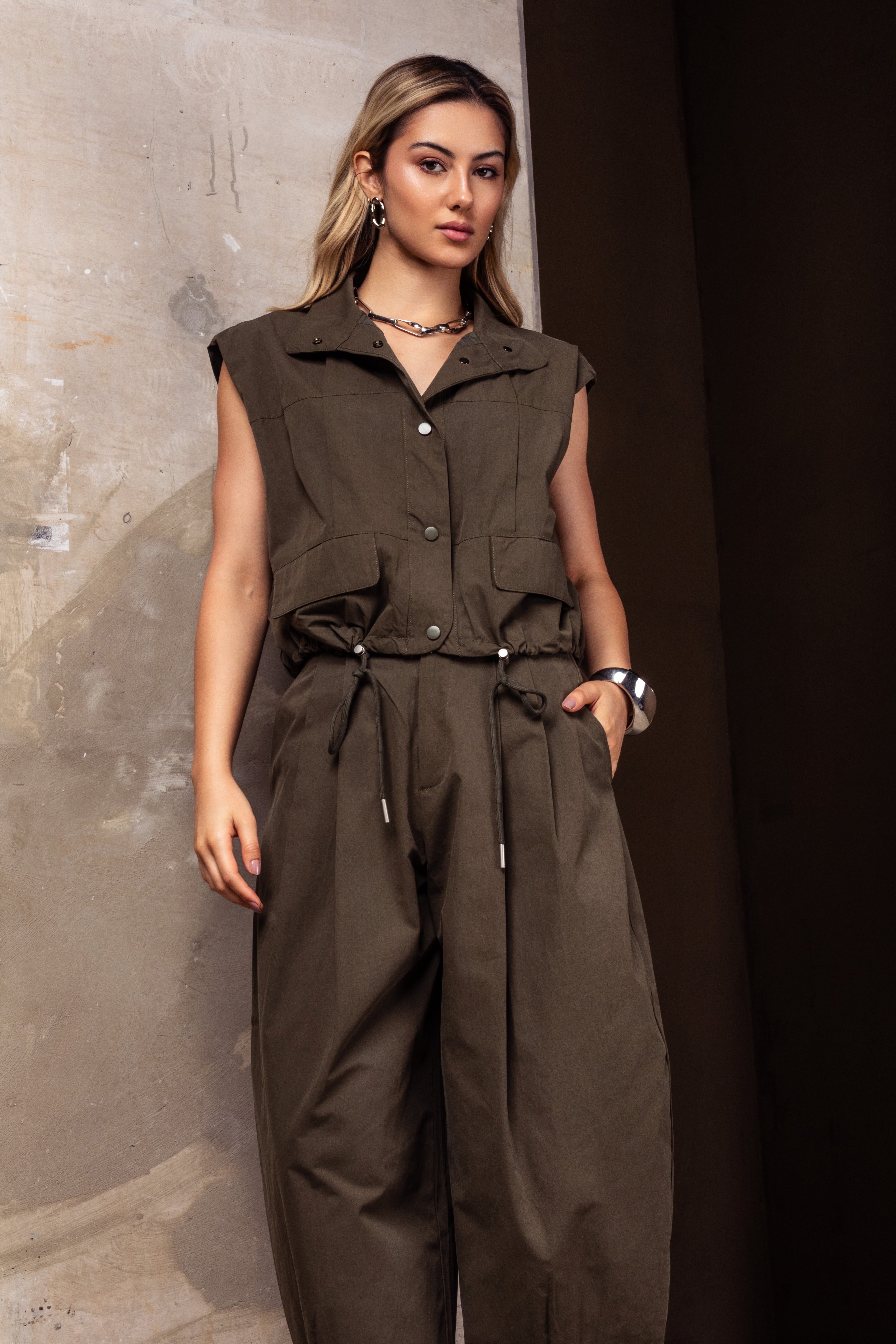 Colete estilo cargo em sarja