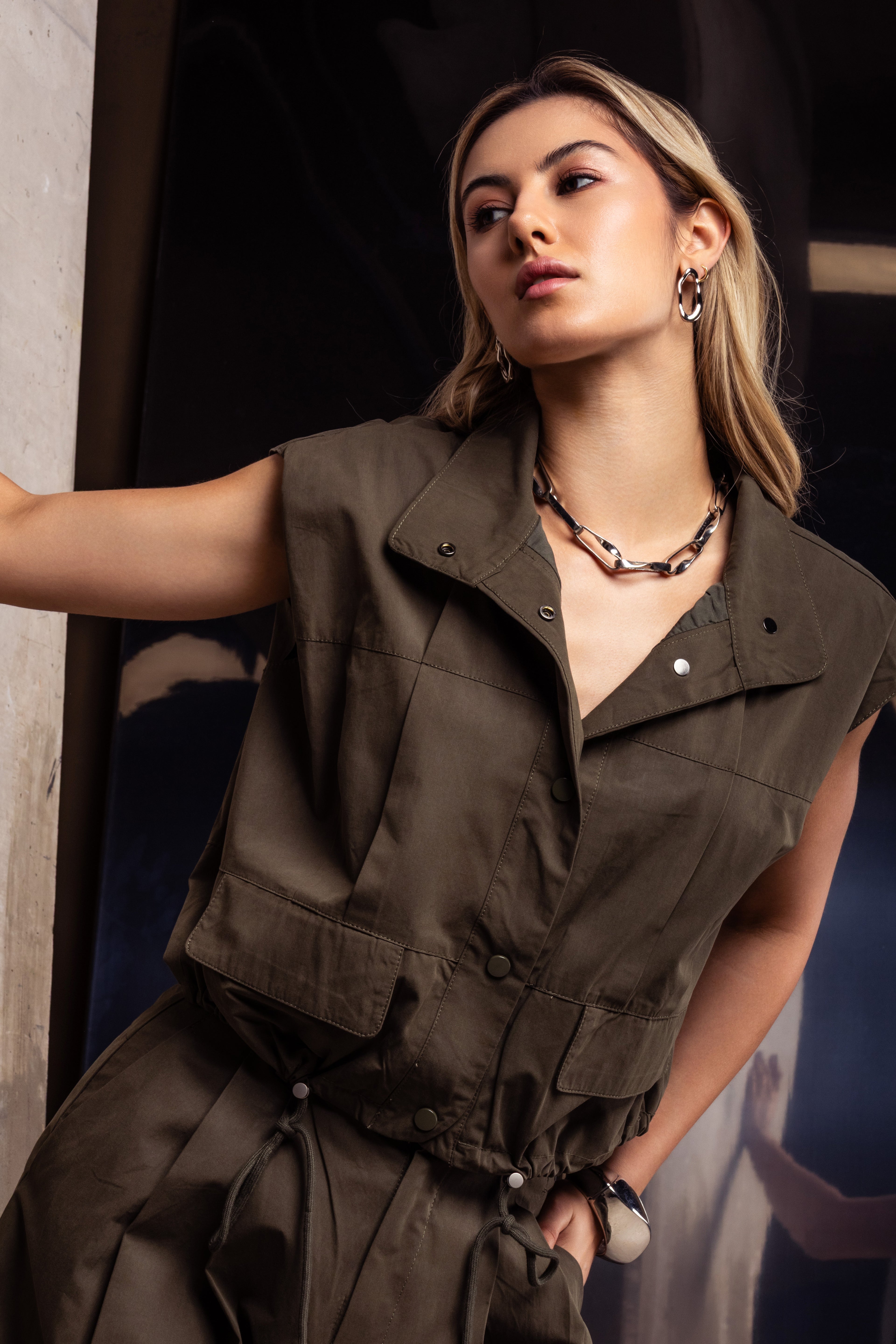 Colete estilo cargo em sarja