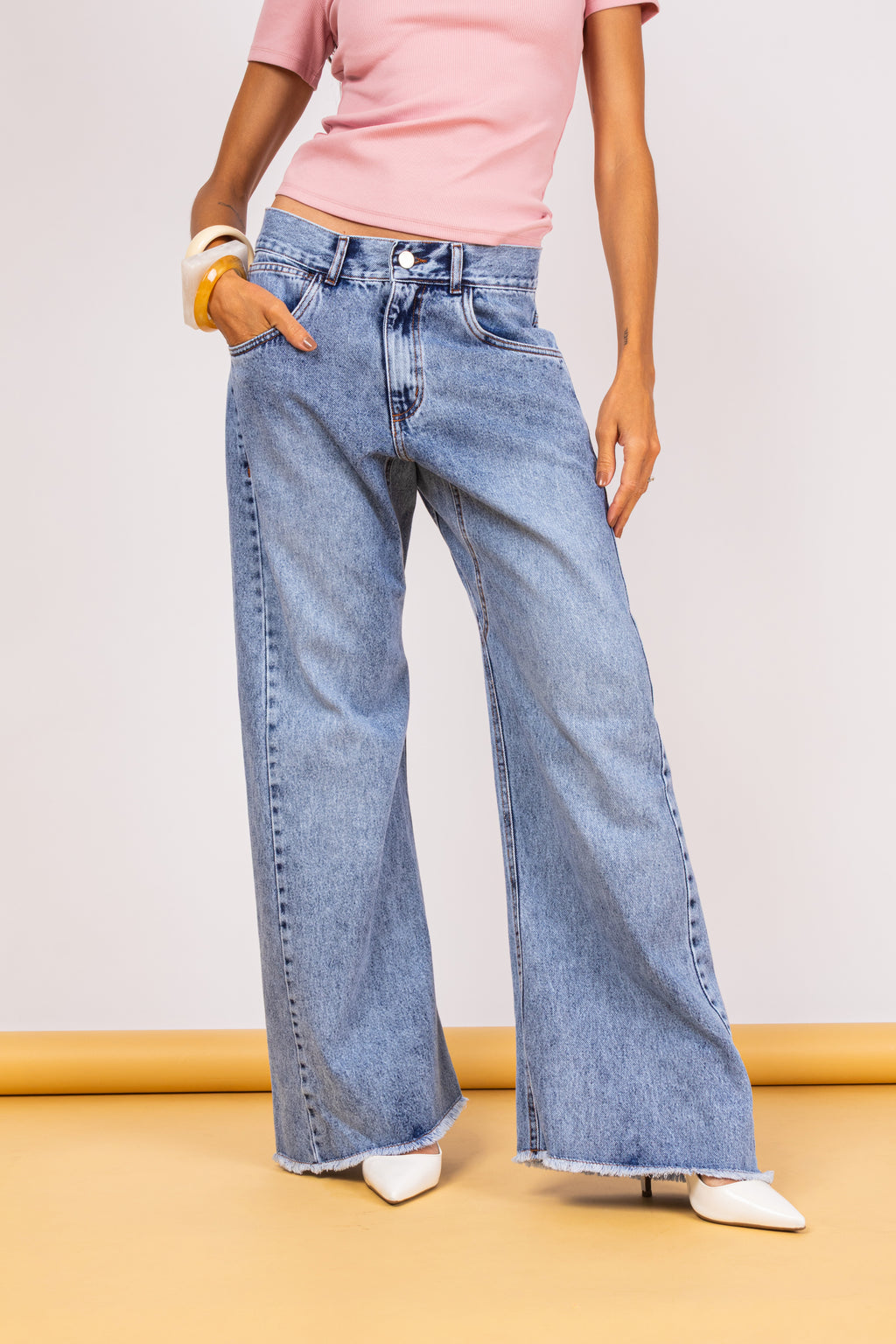 Calça jeans com recorte