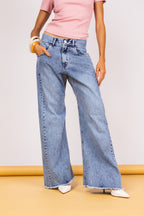 Calça jeans com recorte