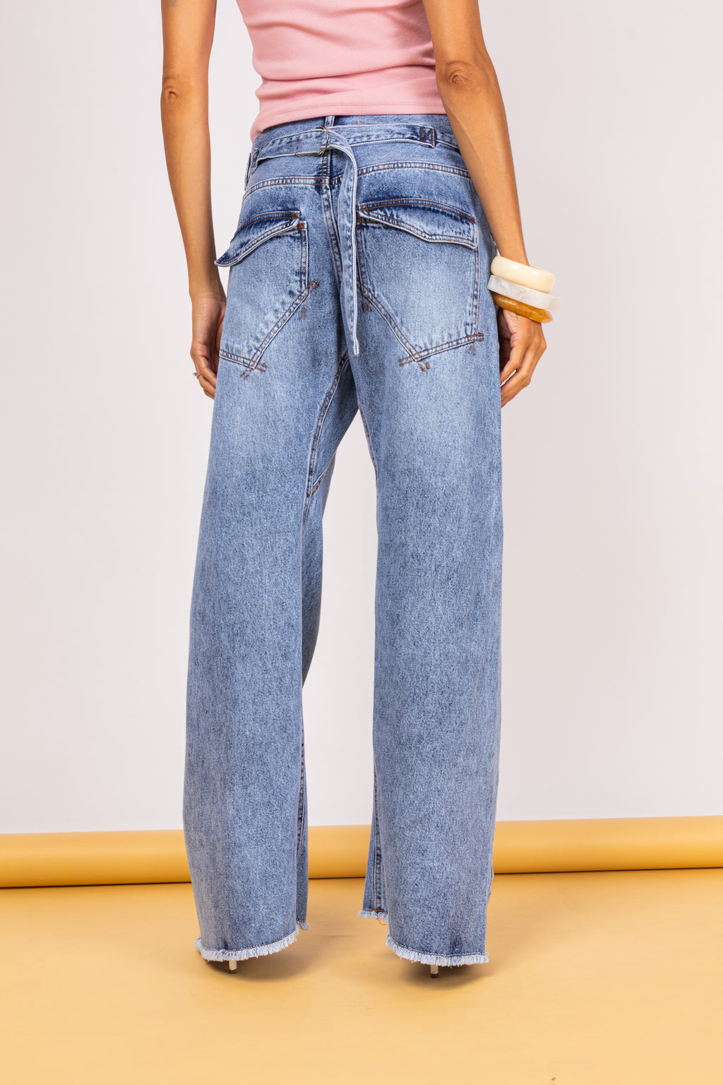 Calça jeans com recorte