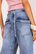 Calça jeans com recorte