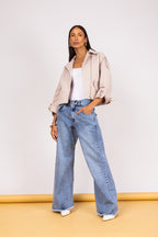Calça jeans com recorte