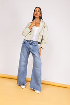 Calça jeans com recorte