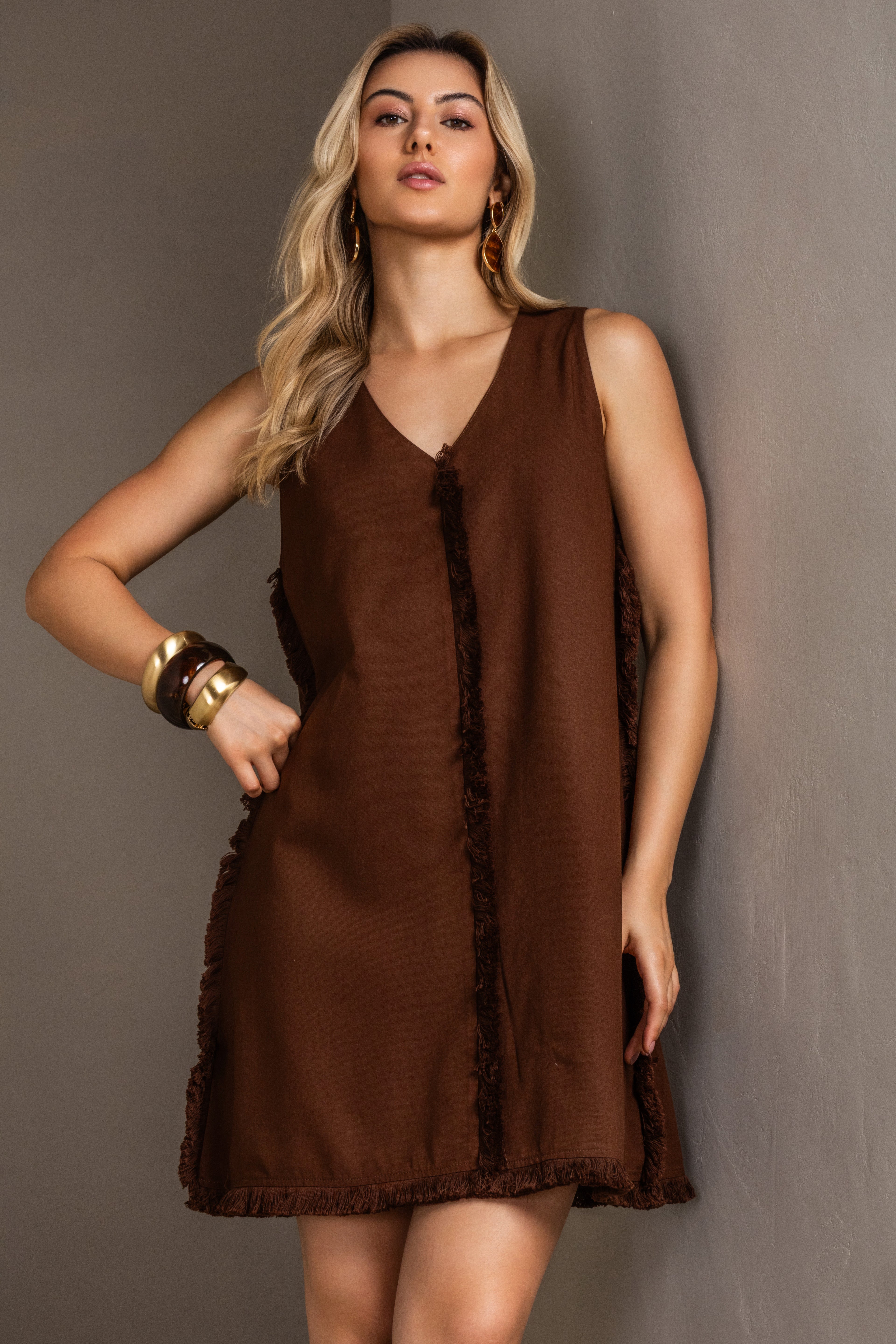 Vestido curto com detalhes em franja