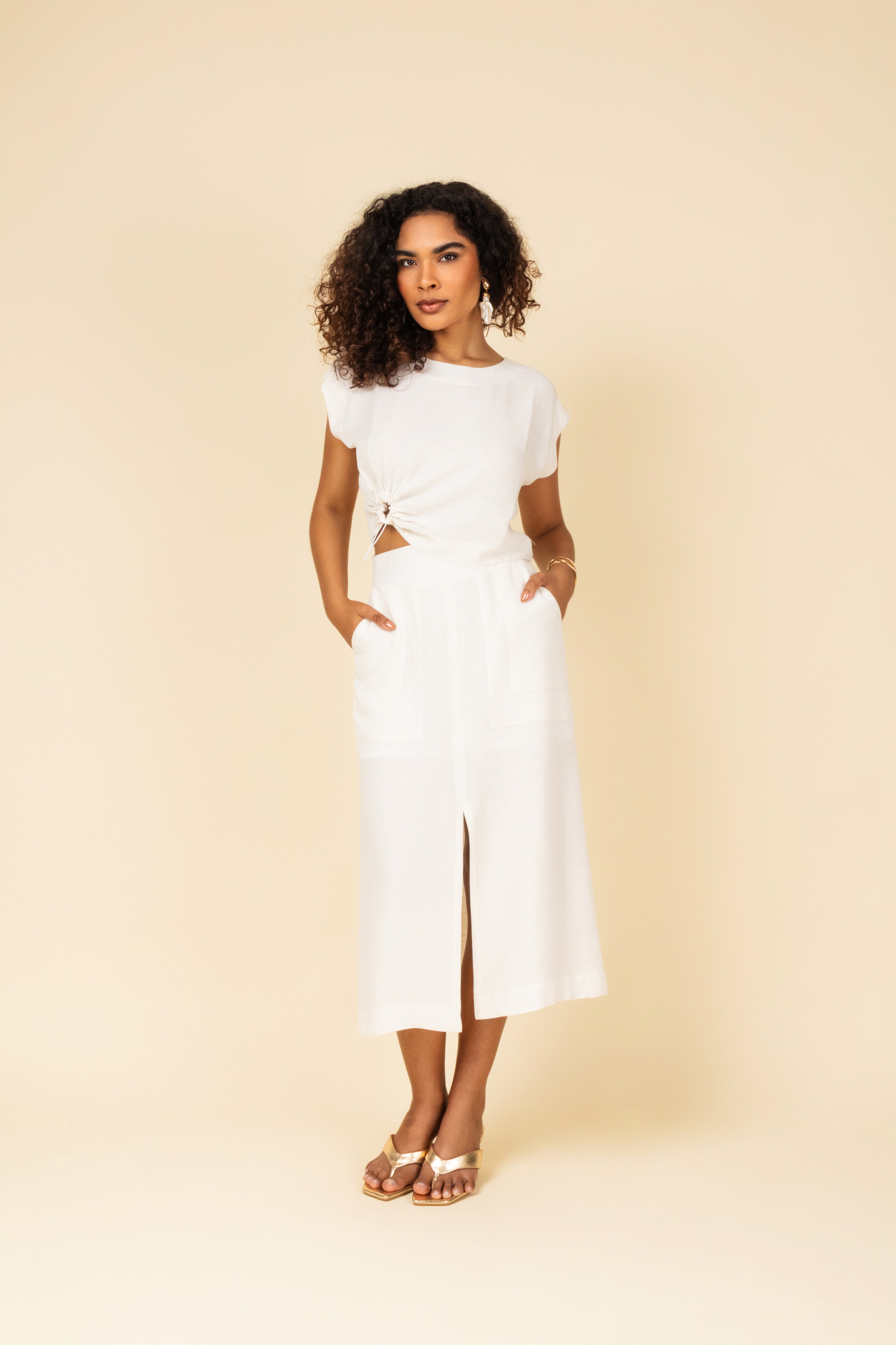 Saia midi com fenda e bolsos frontais