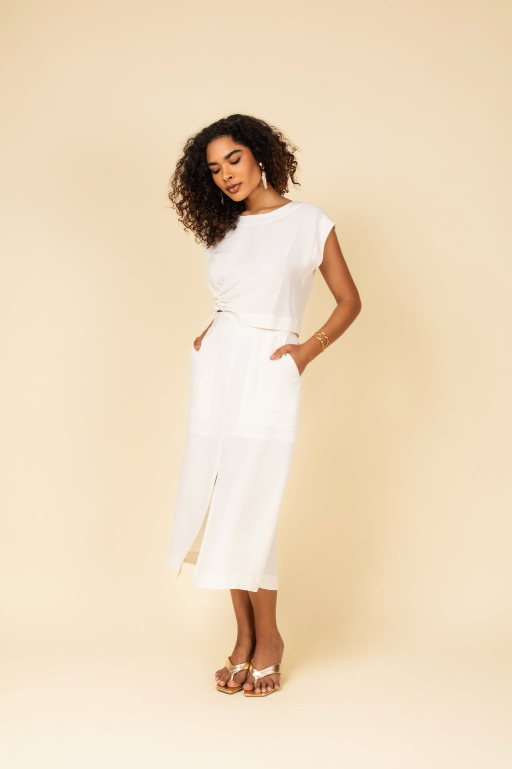 Saia midi com fenda e bolsos frontais