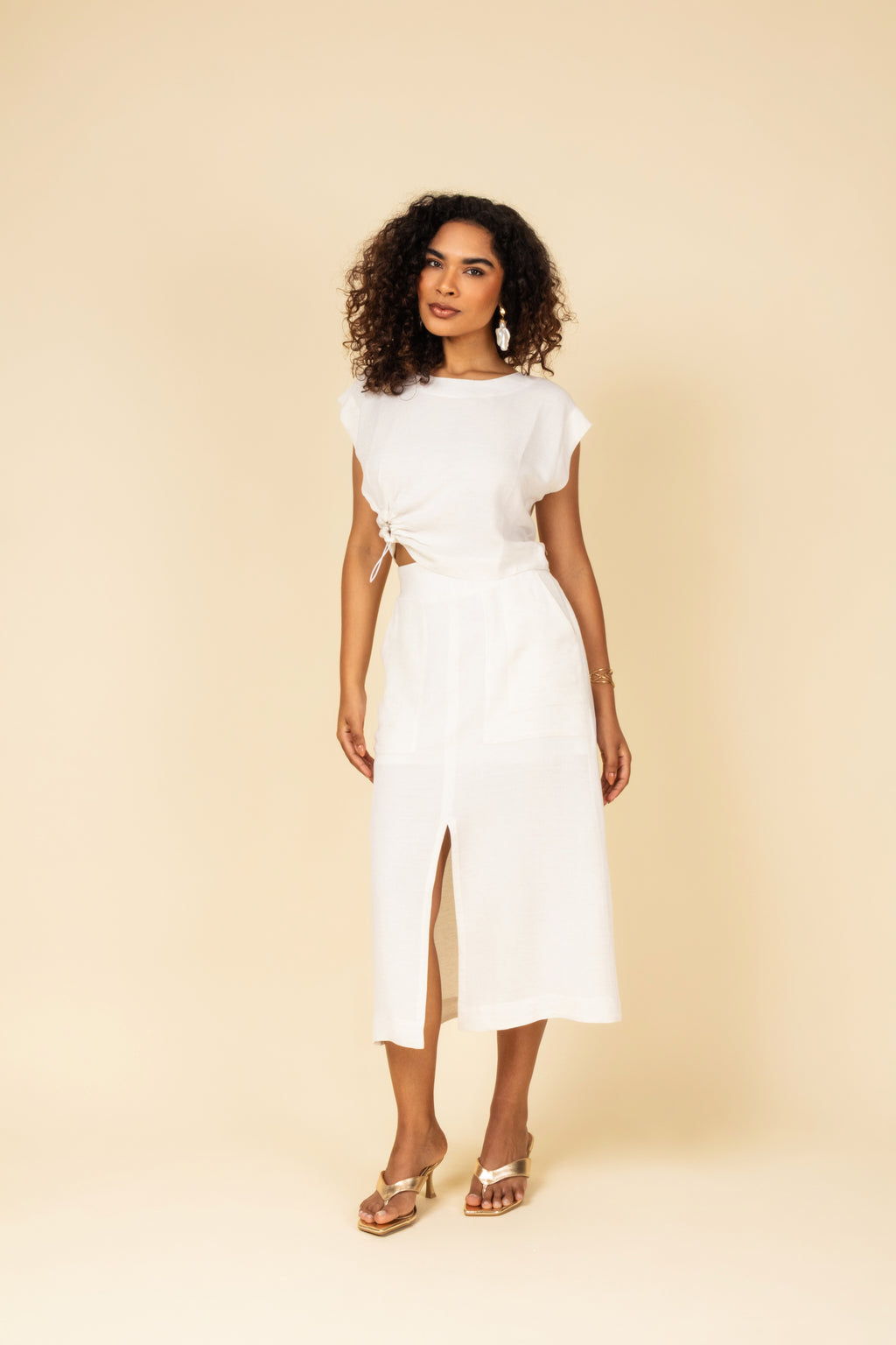 Saia midi com fenda e bolsos frontais