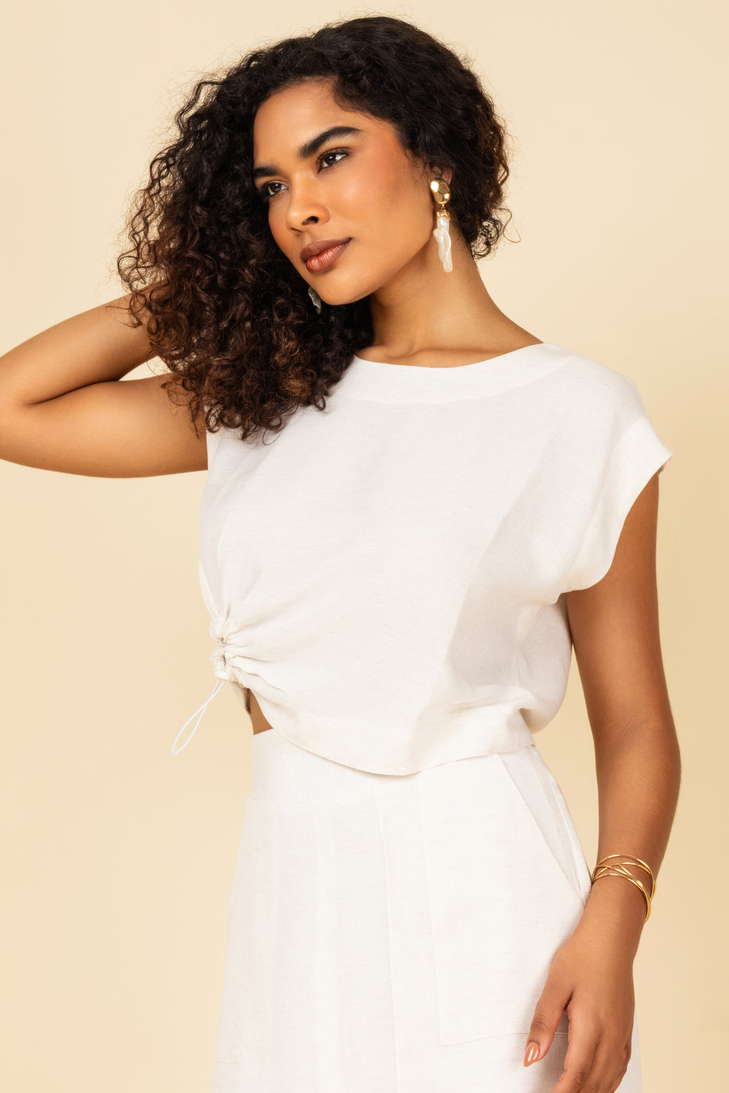 Saia midi com fenda e bolsos frontais