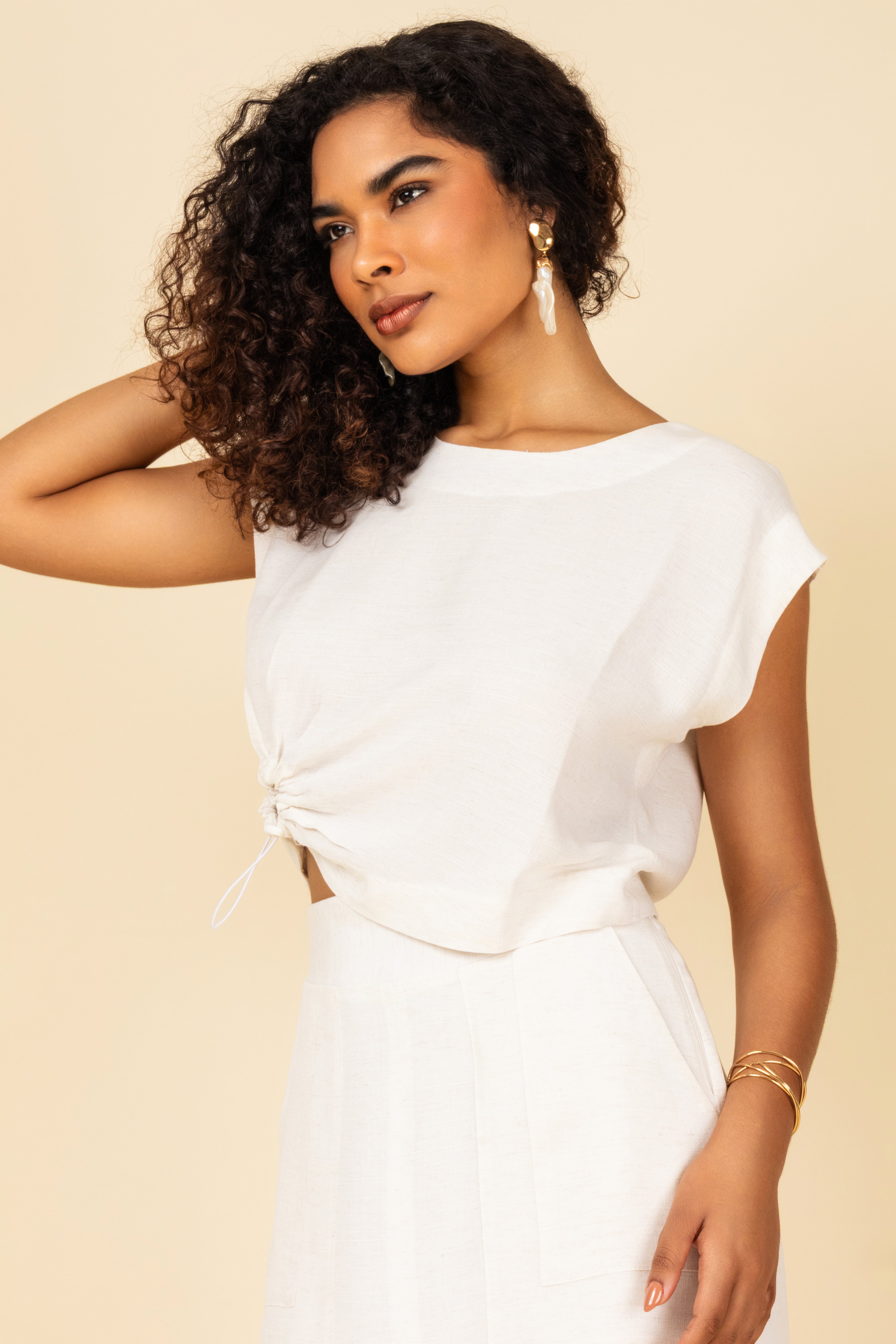 Cropped com ajuste lateral