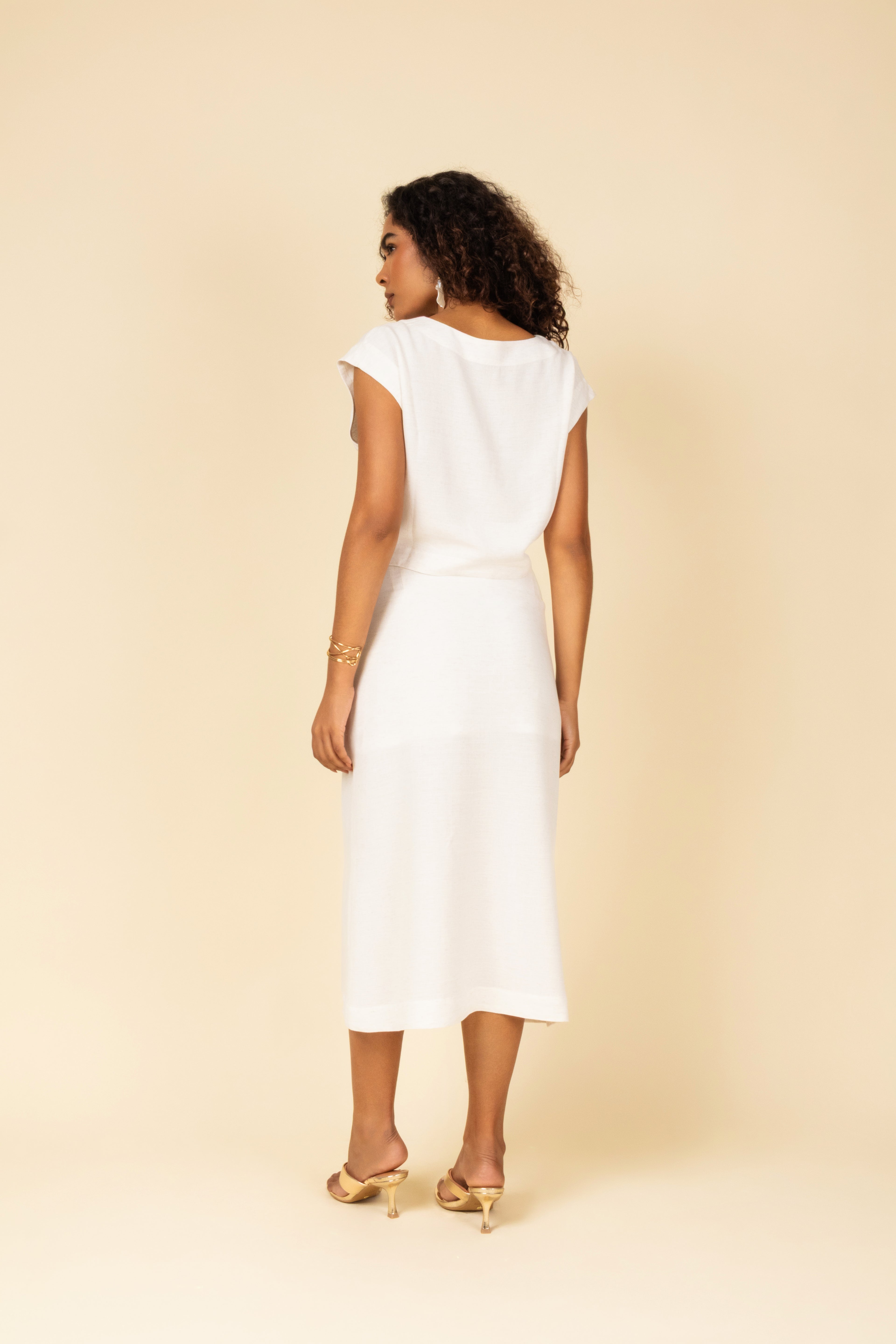 Saia midi com fenda e bolsos frontais