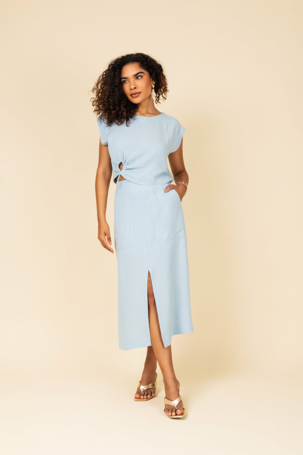 Saia midi com fenda e bolsos frontais