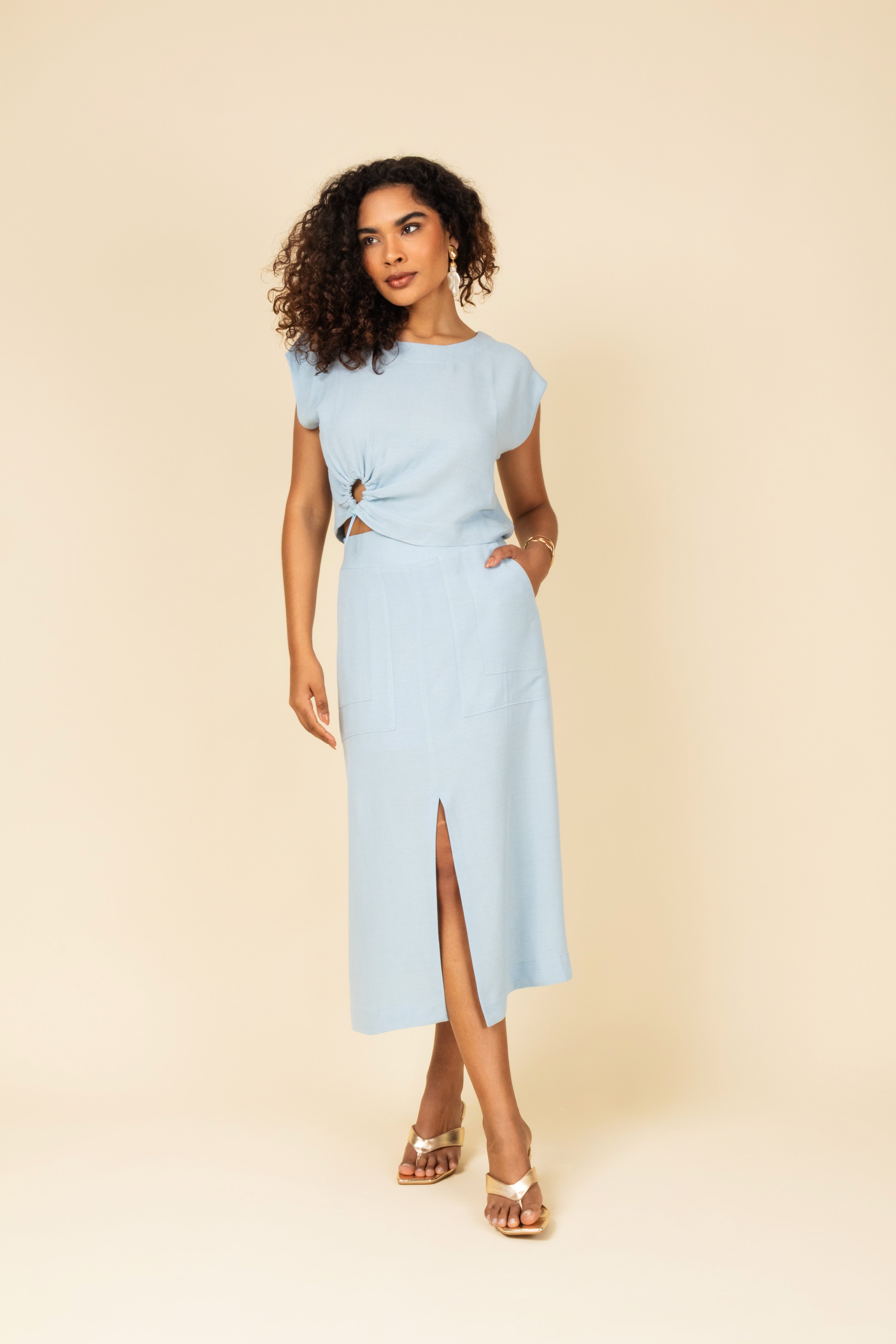 Saia midi com fenda e bolsos frontais