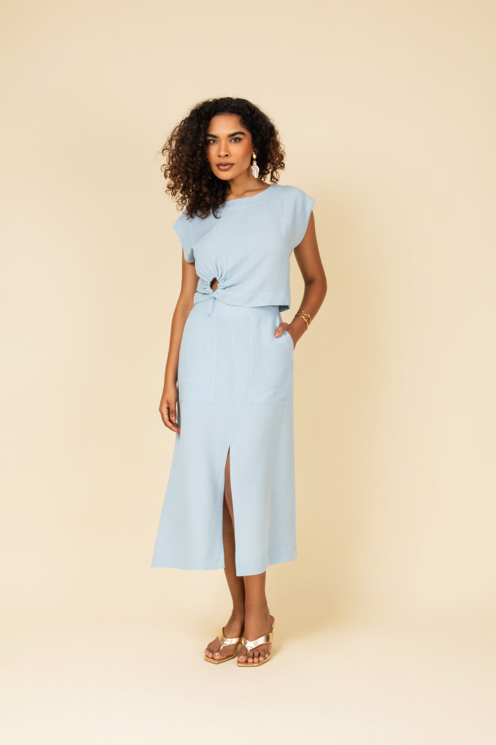 Saia midi com fenda e bolsos frontais