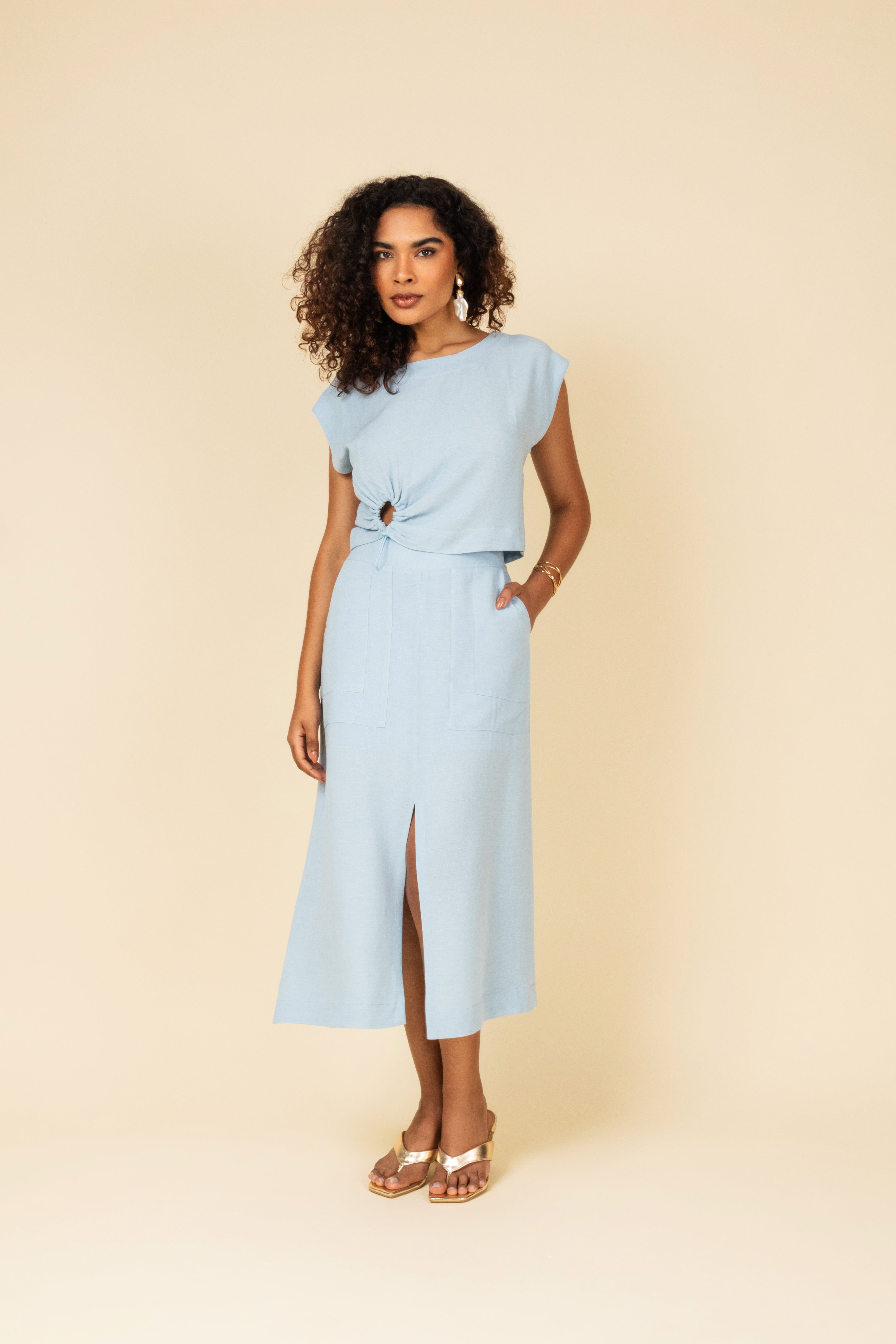 Saia midi com fenda e bolsos frontais