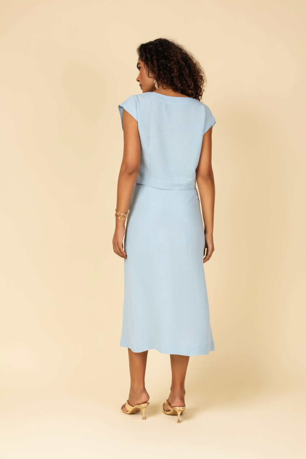 Saia midi com fenda e bolsos frontais