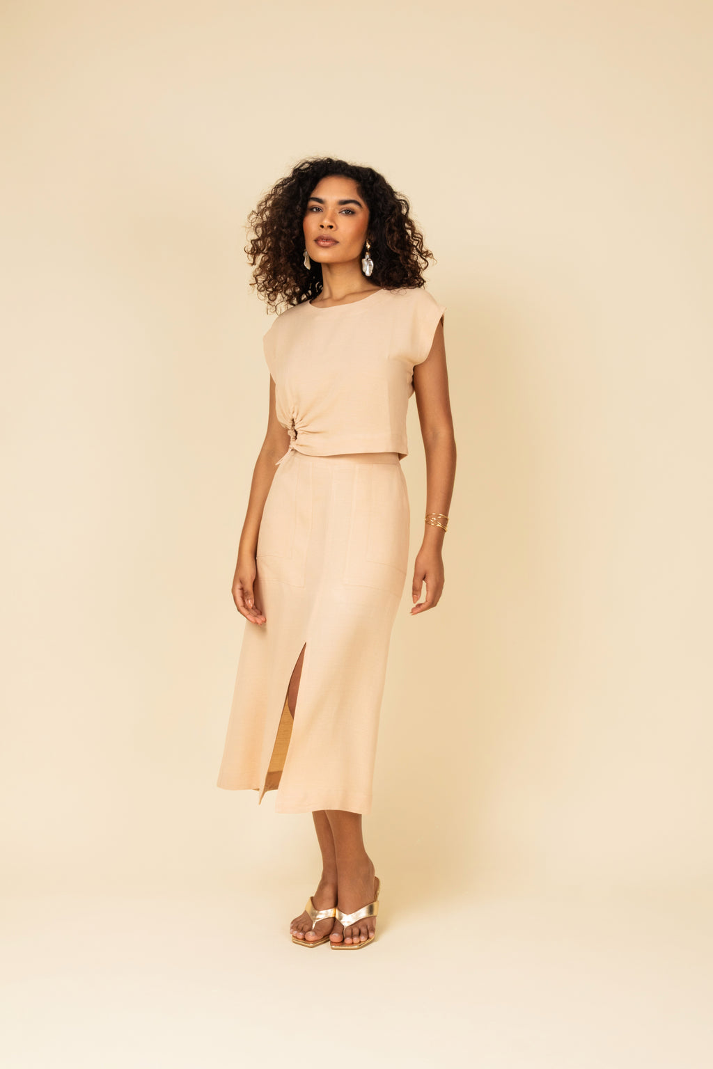 Saia midi com fenda e bolsos frontais