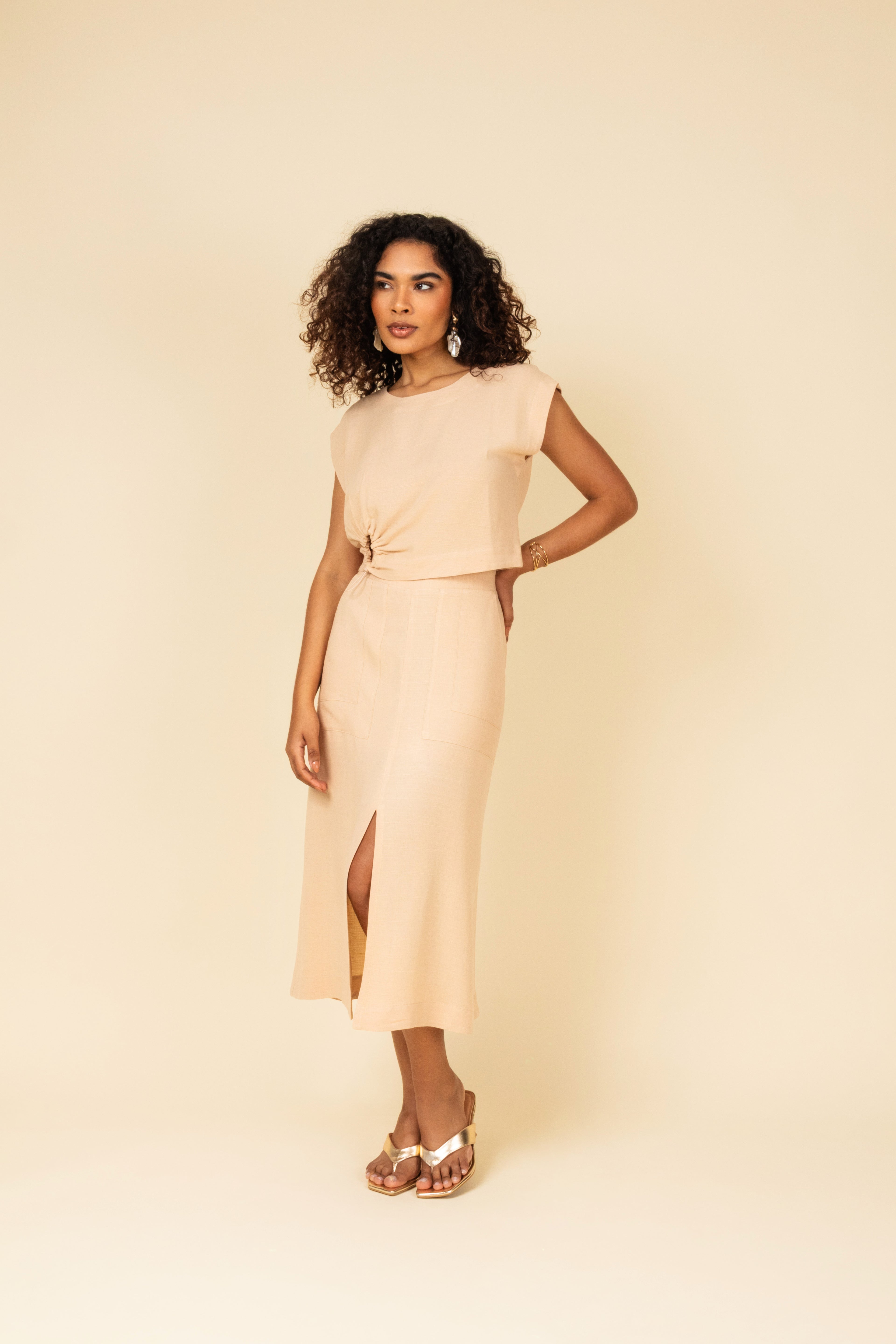 Saia midi com fenda e bolsos frontais