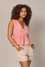 Short jeans reto com detalhes