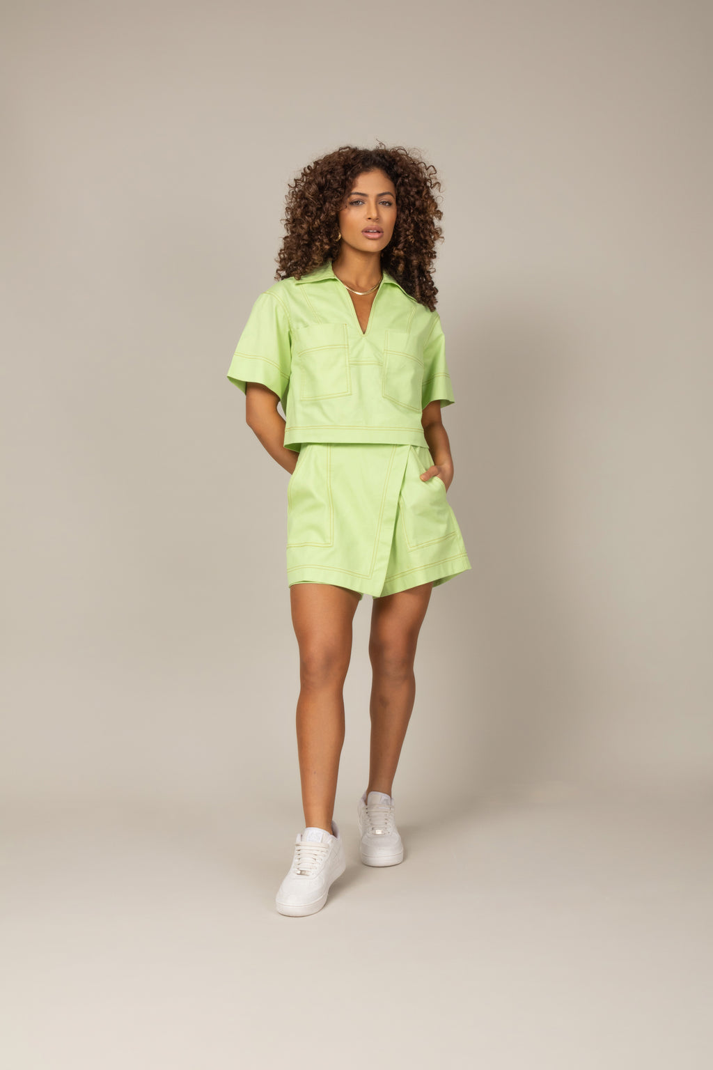 Conjunto com bolsos e gola V