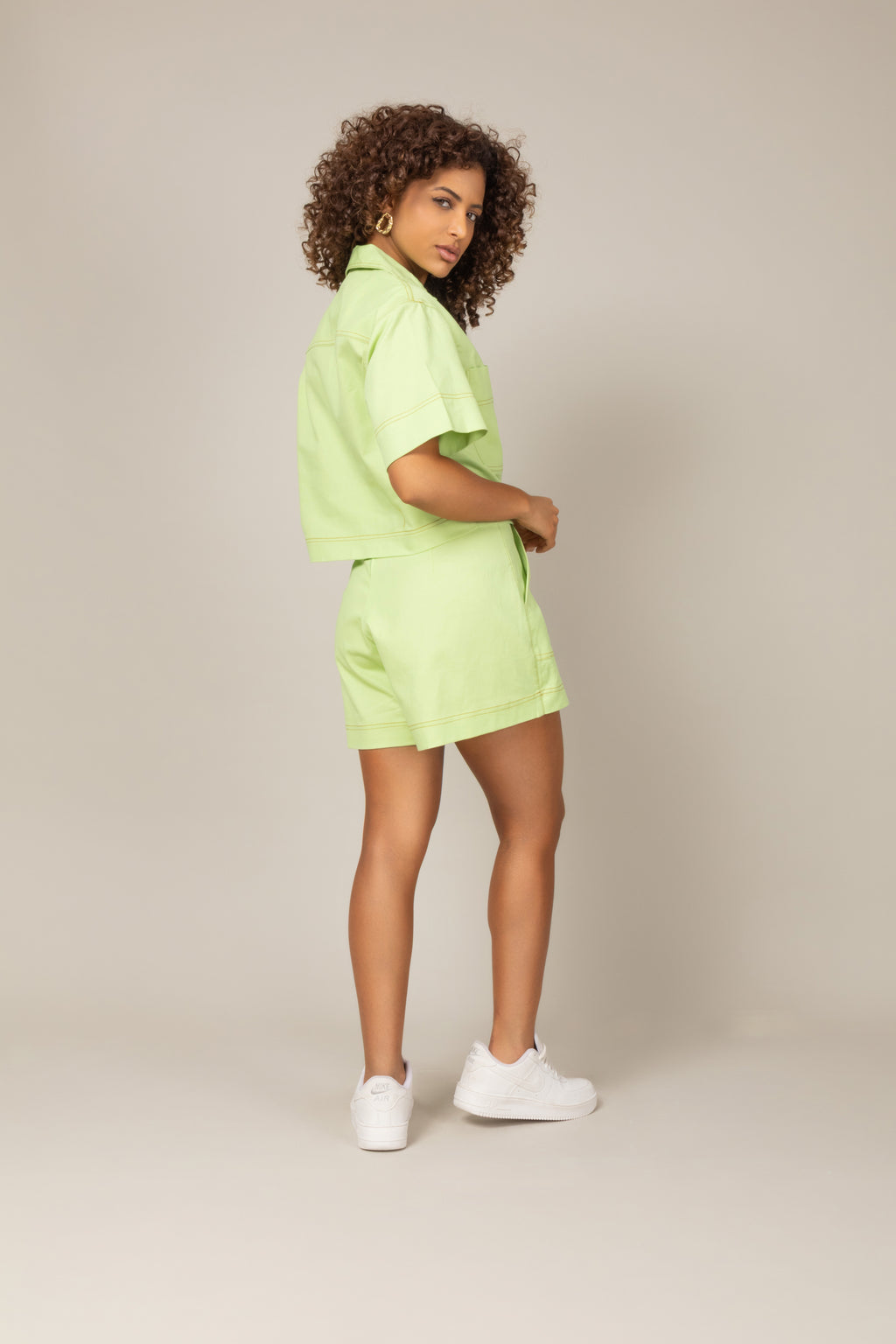 Conjunto com bolsos e gola V