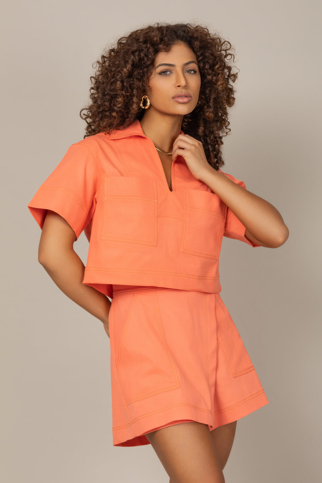 Conjunto com bolsos e gola V