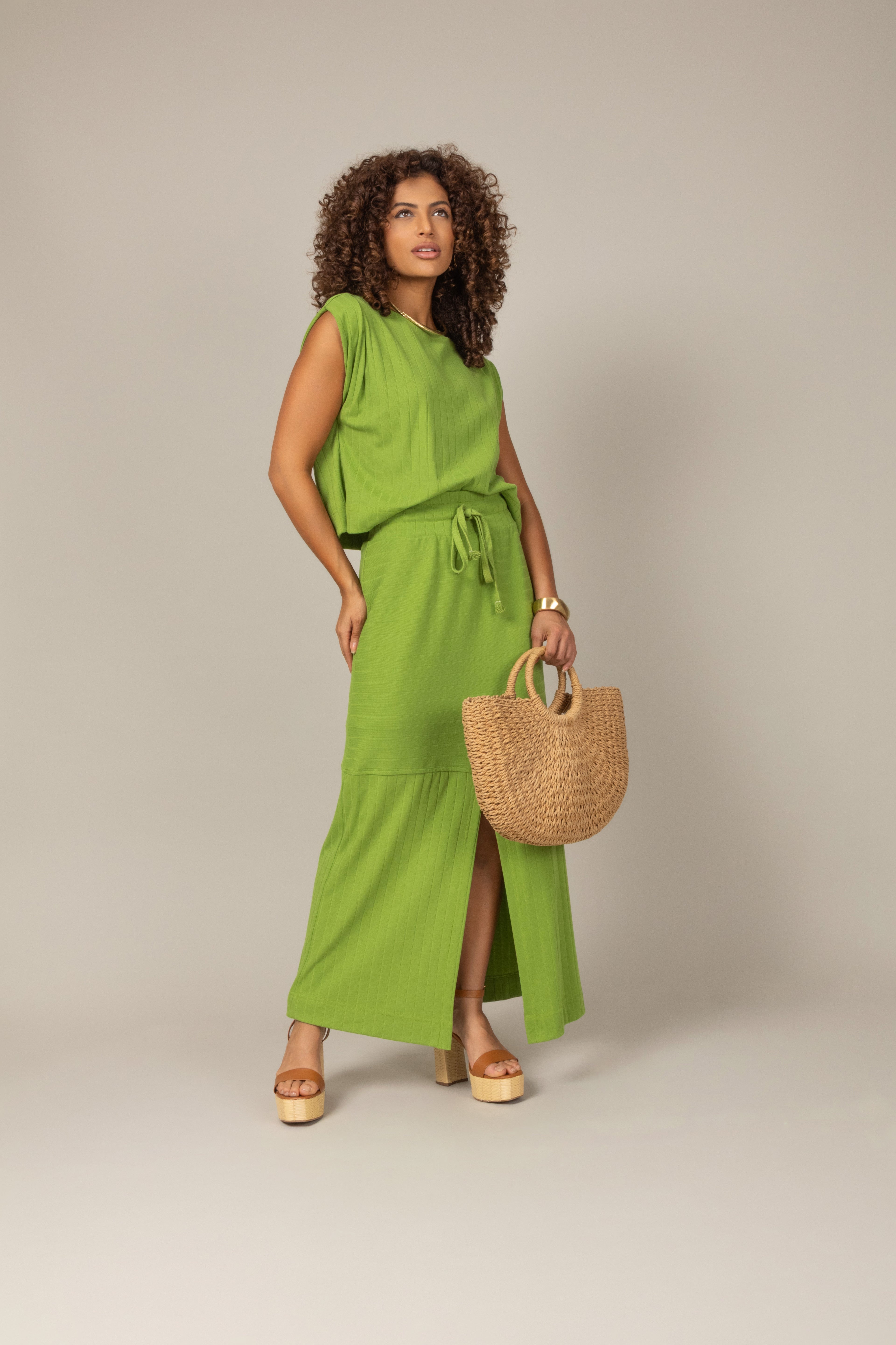 Conjunto saia midi com blusa em malha