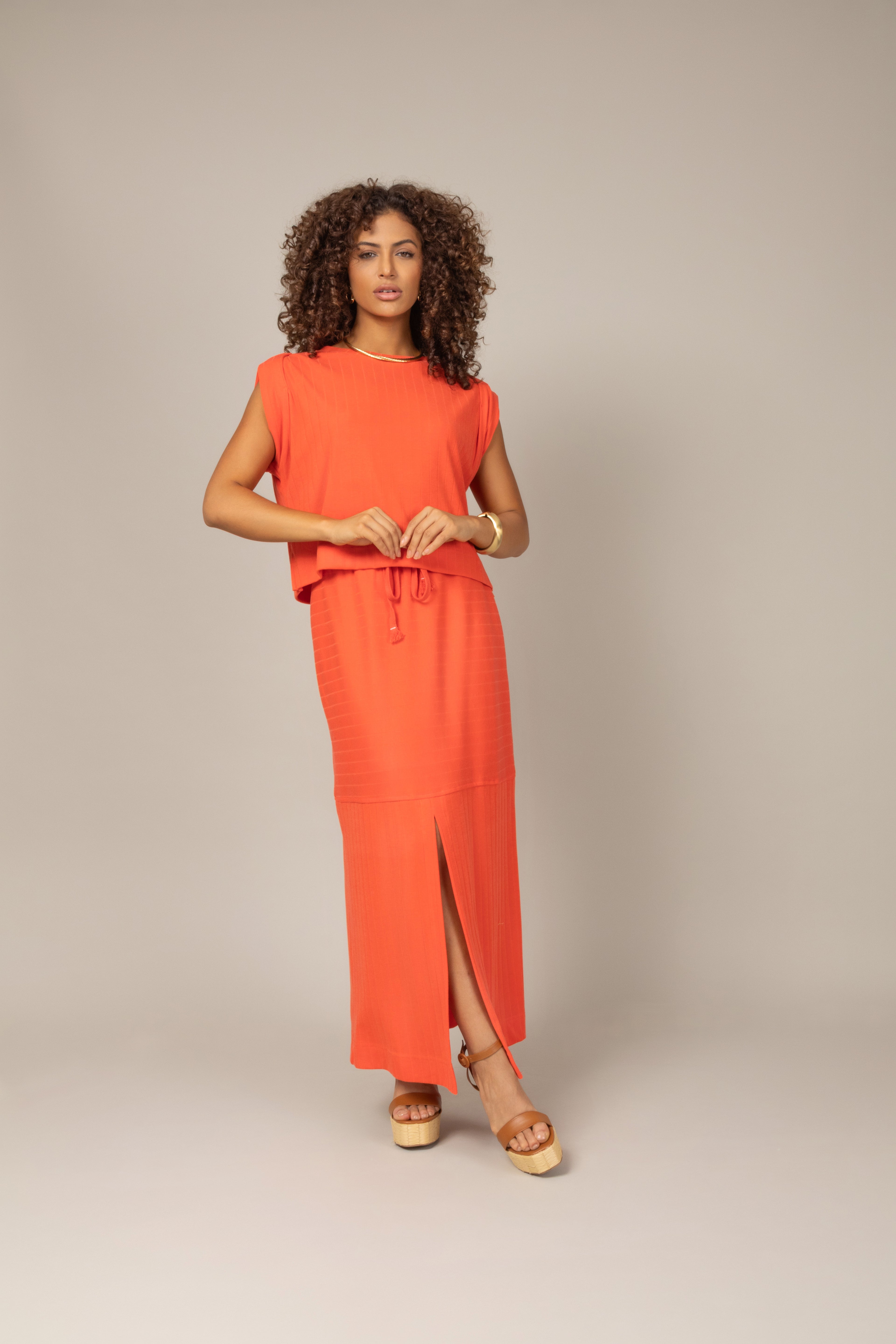 Conjunto saia midi com blusa em malha