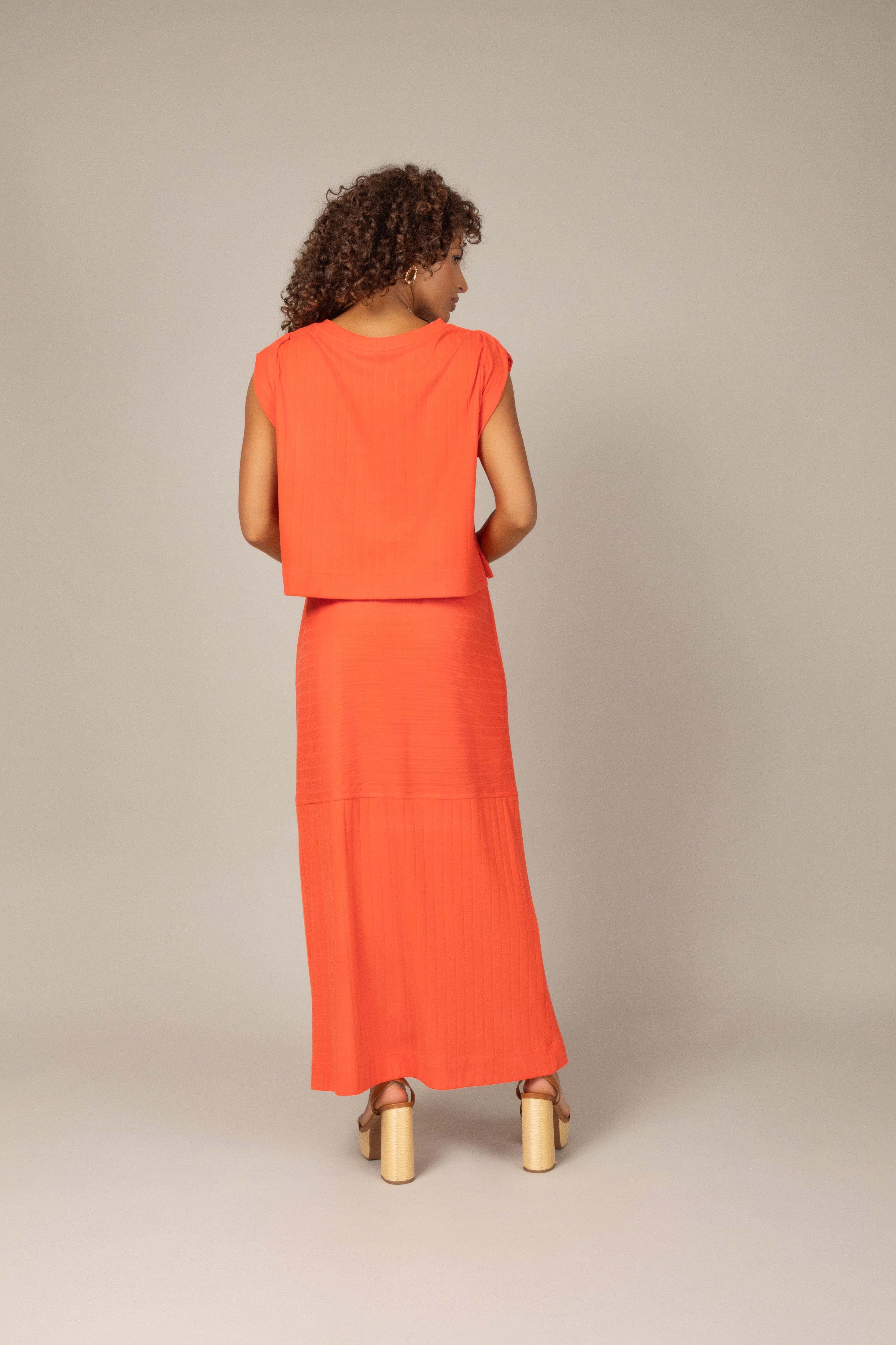 Conjunto saia midi com blusa em malha