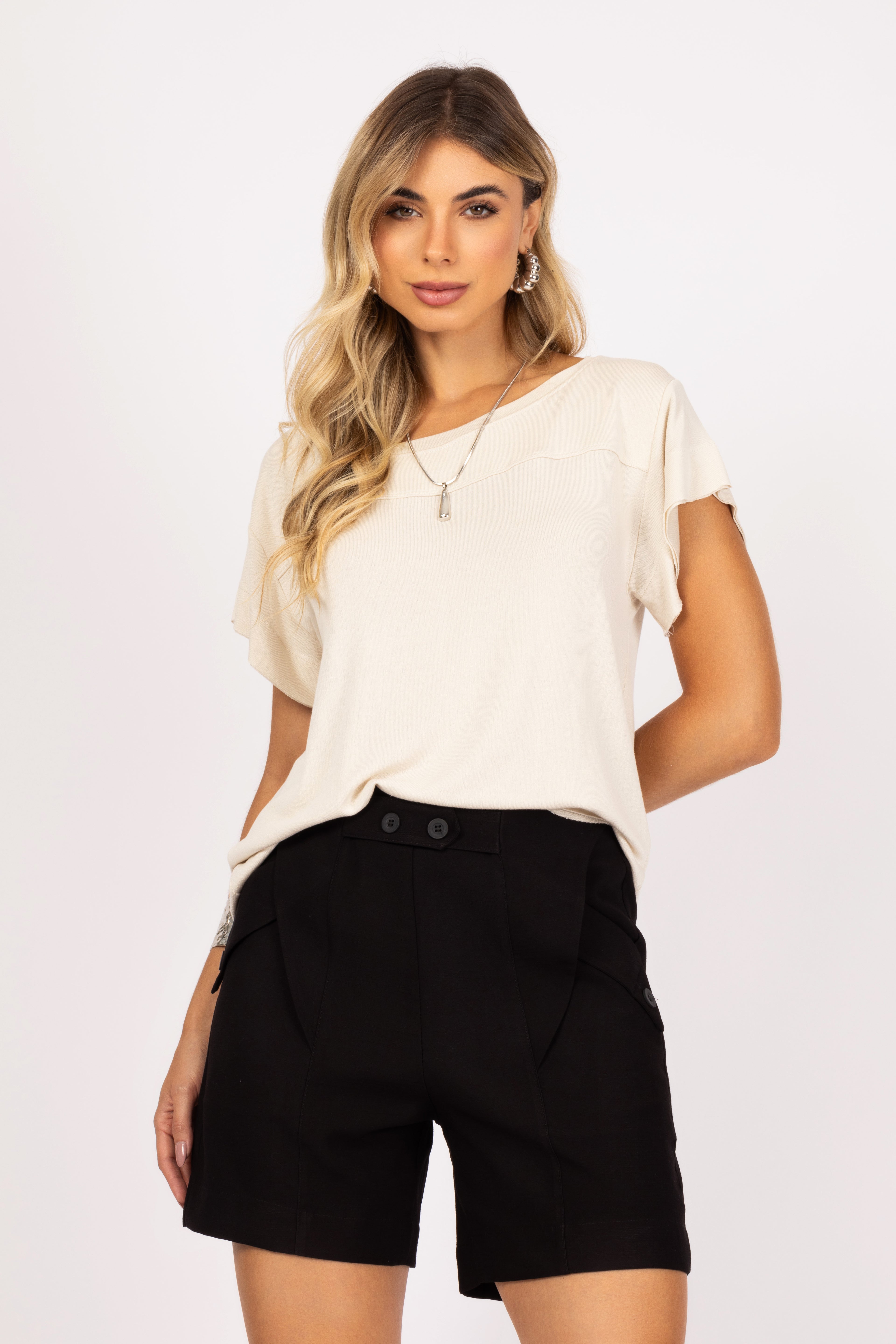 Shorts com recortes e botões