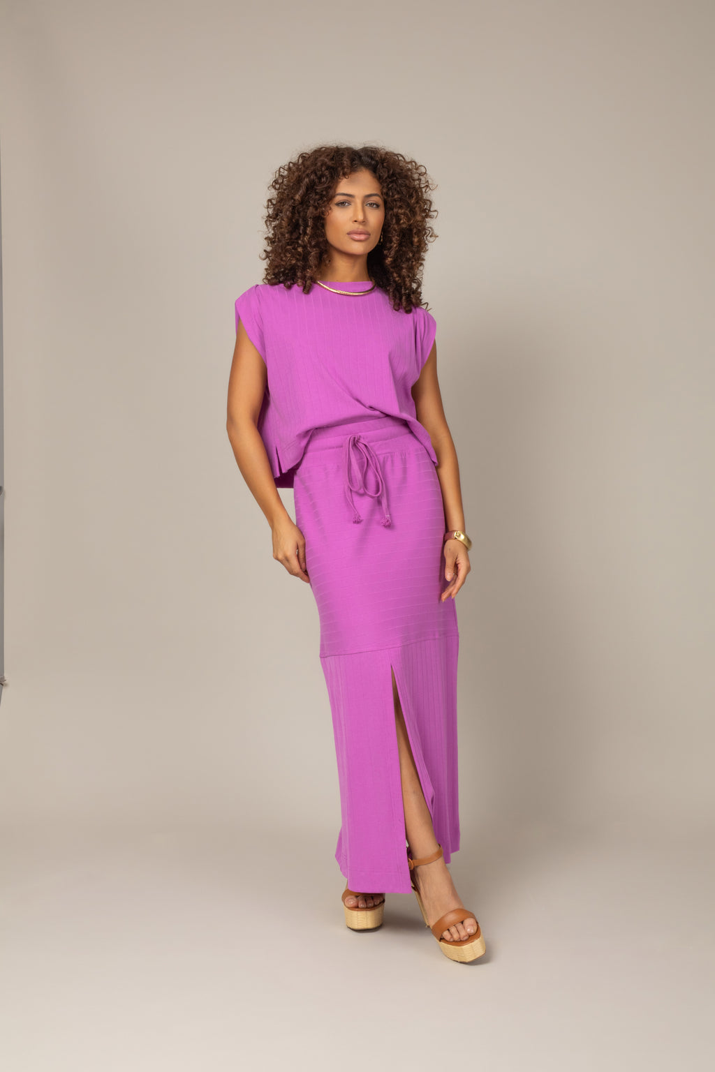 Conjunto saia midi com blusa em malha