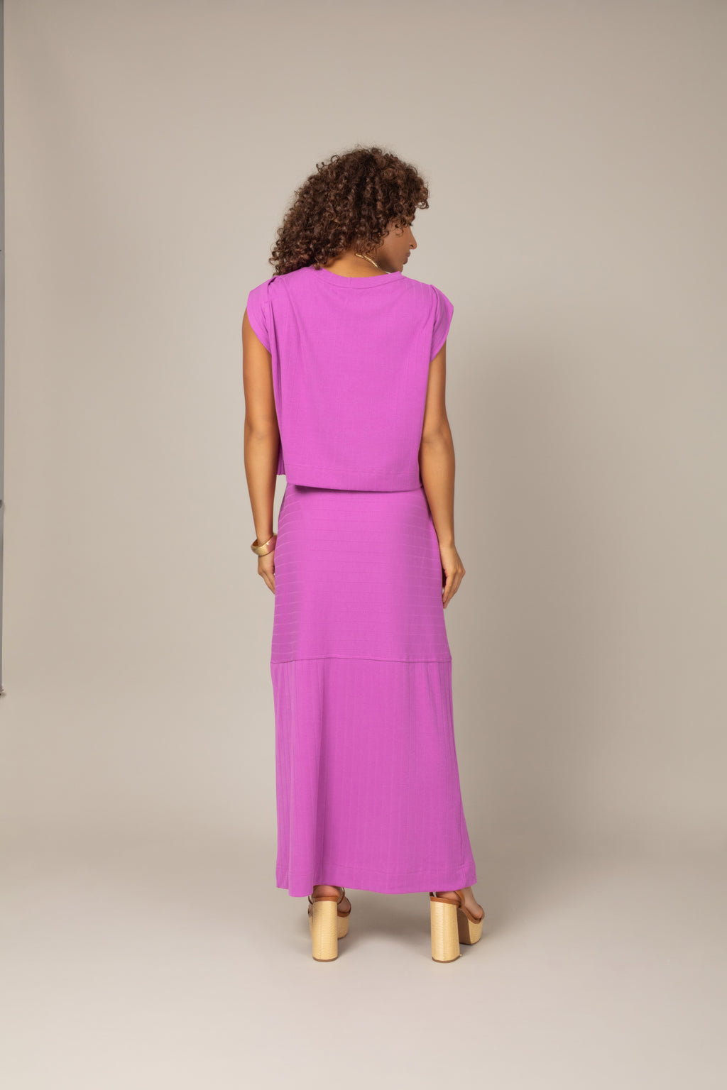 Conjunto saia midi com blusa em malha