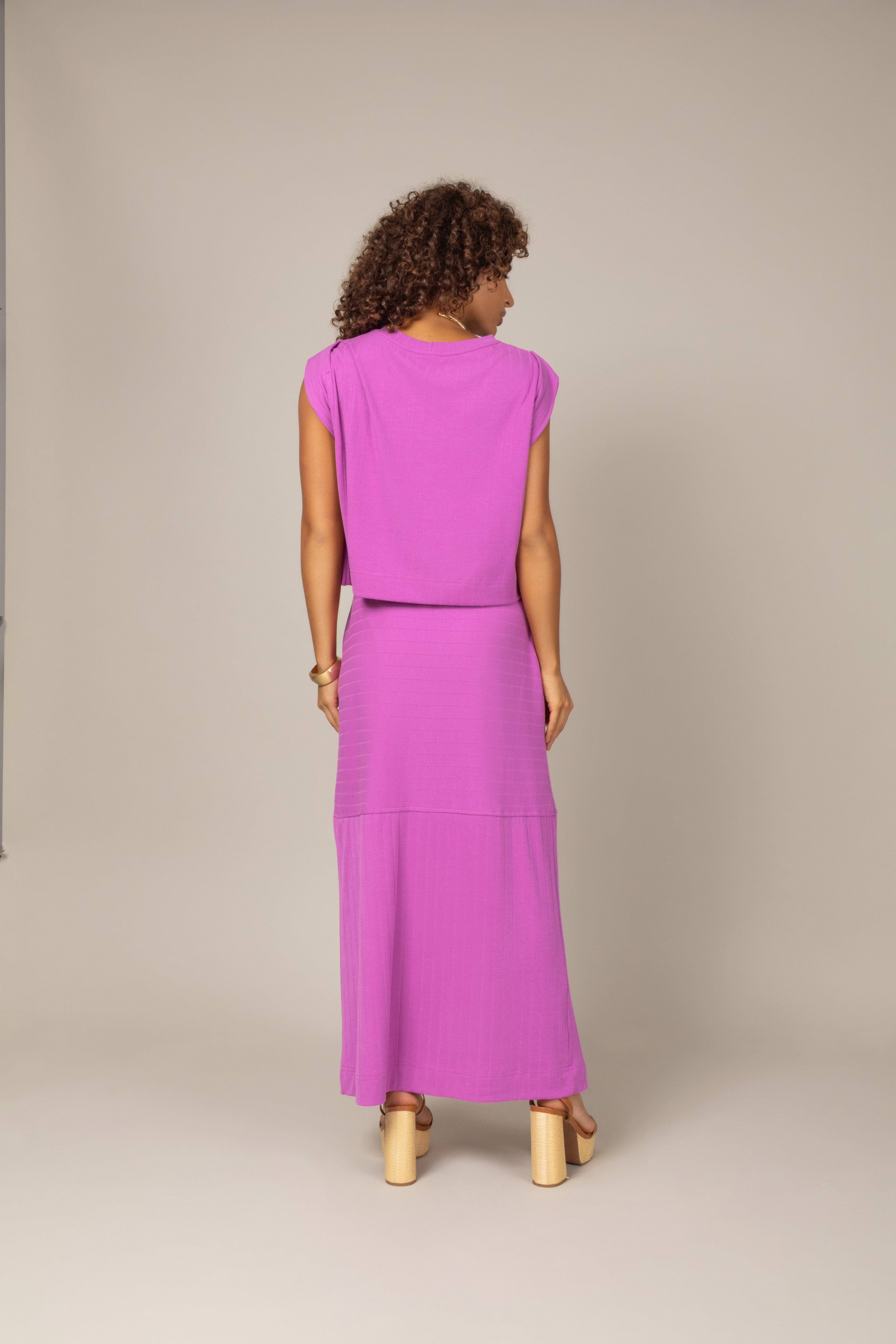 Conjunto saia midi com blusa em malha