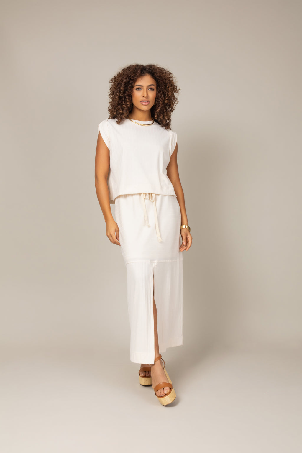 Conjunto saia midi com blusa em malha
