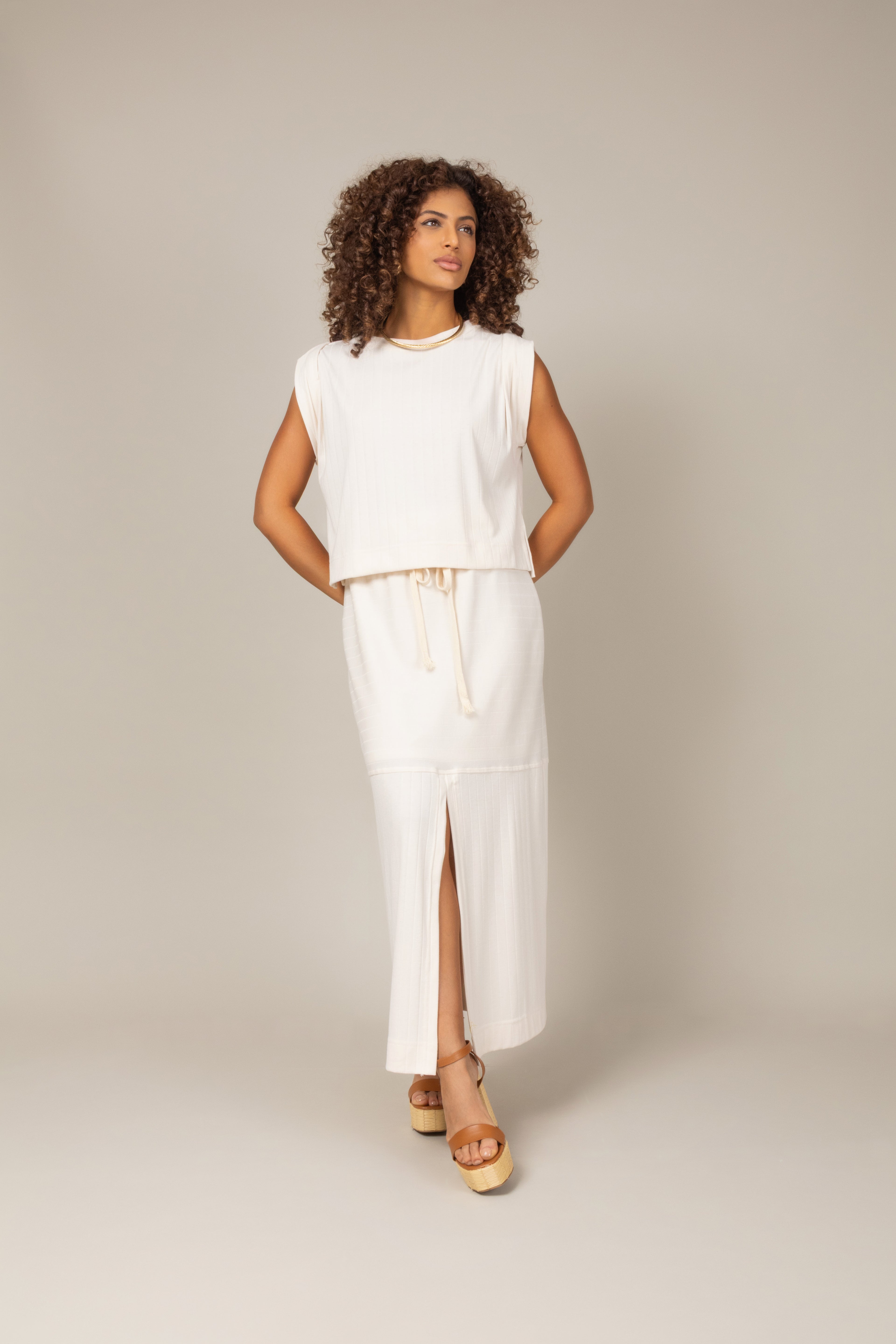 Conjunto saia midi com blusa em malha
