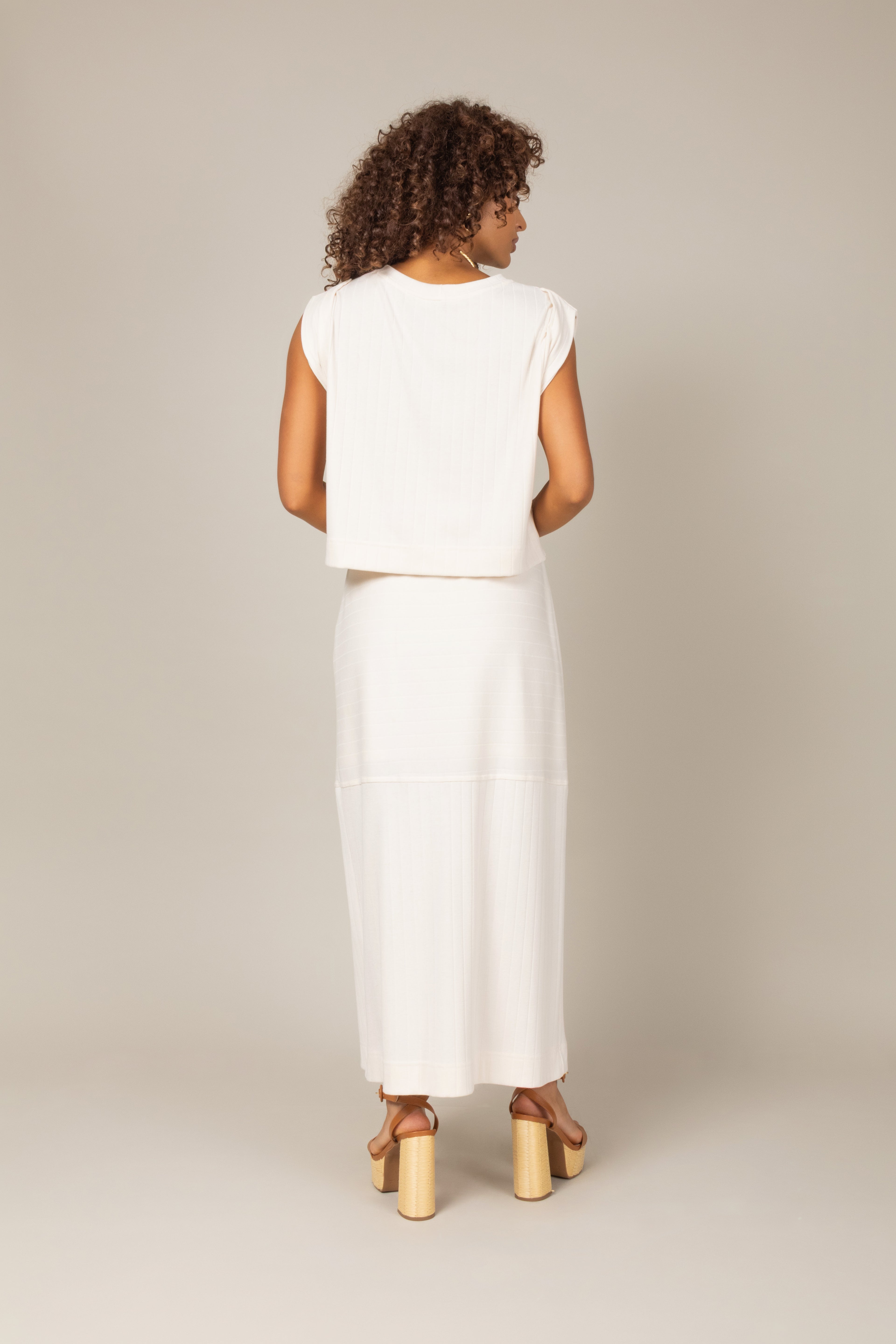 Conjunto saia midi com blusa em malha