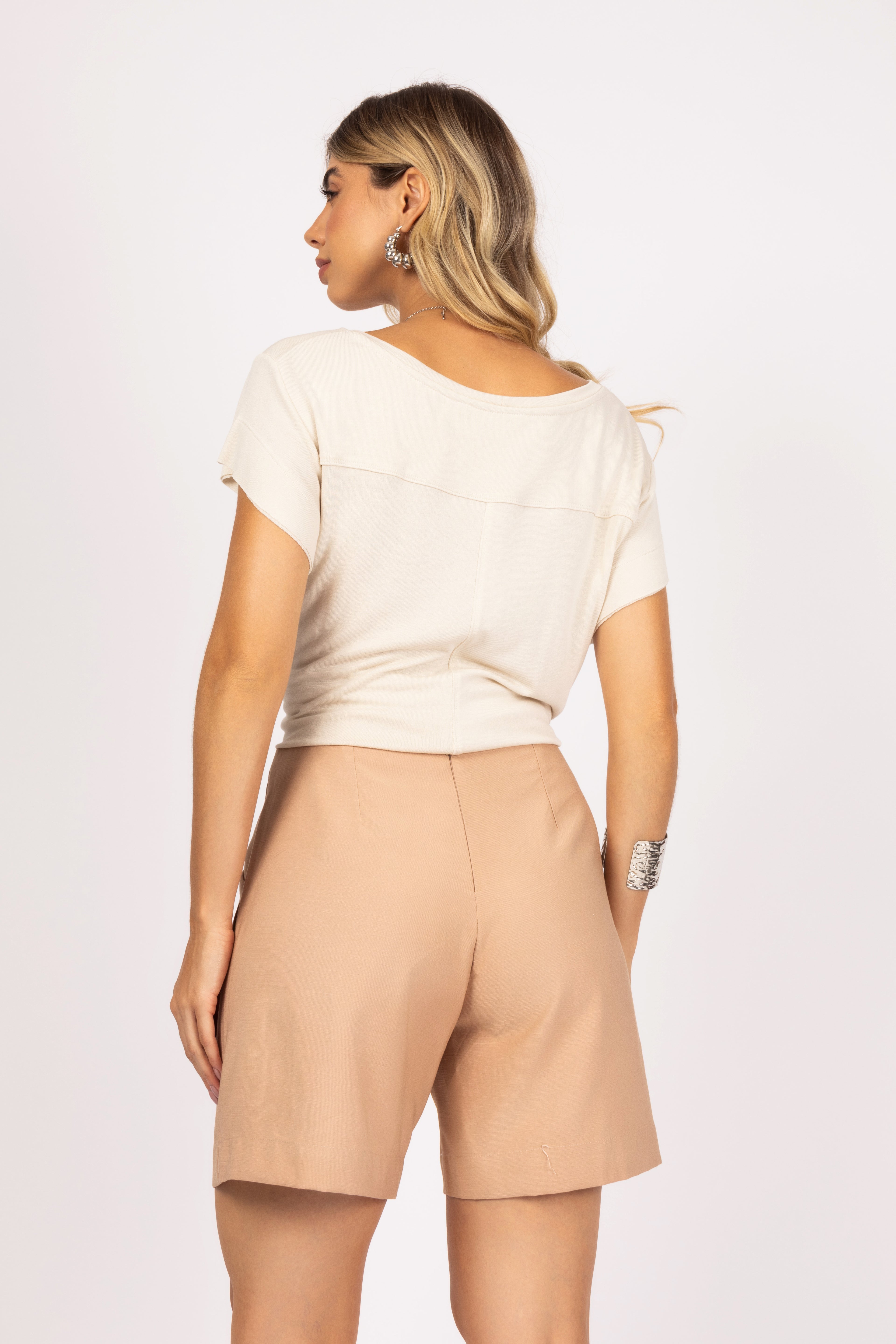 Shorts com recortes e botões