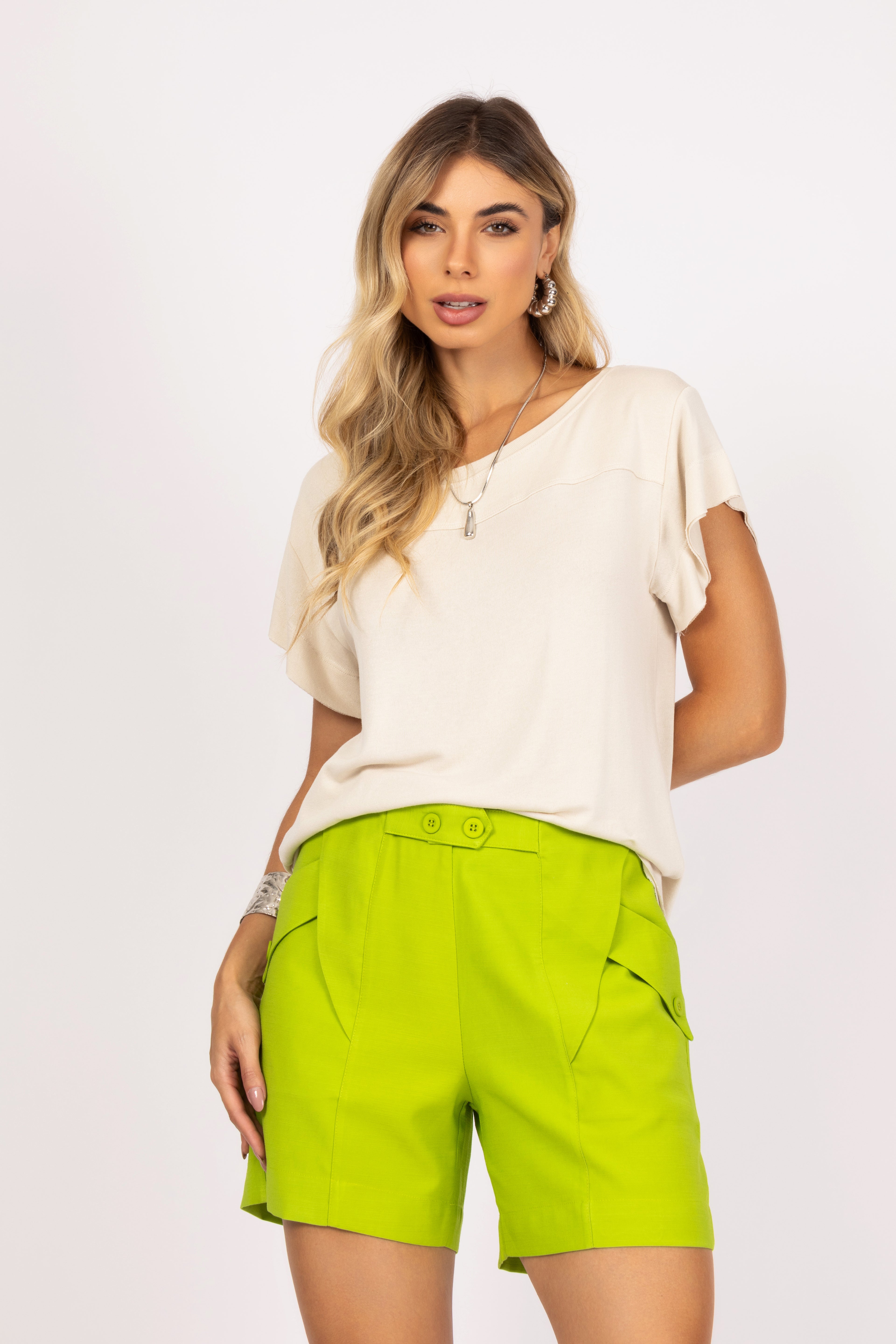 Shorts com recortes e botões