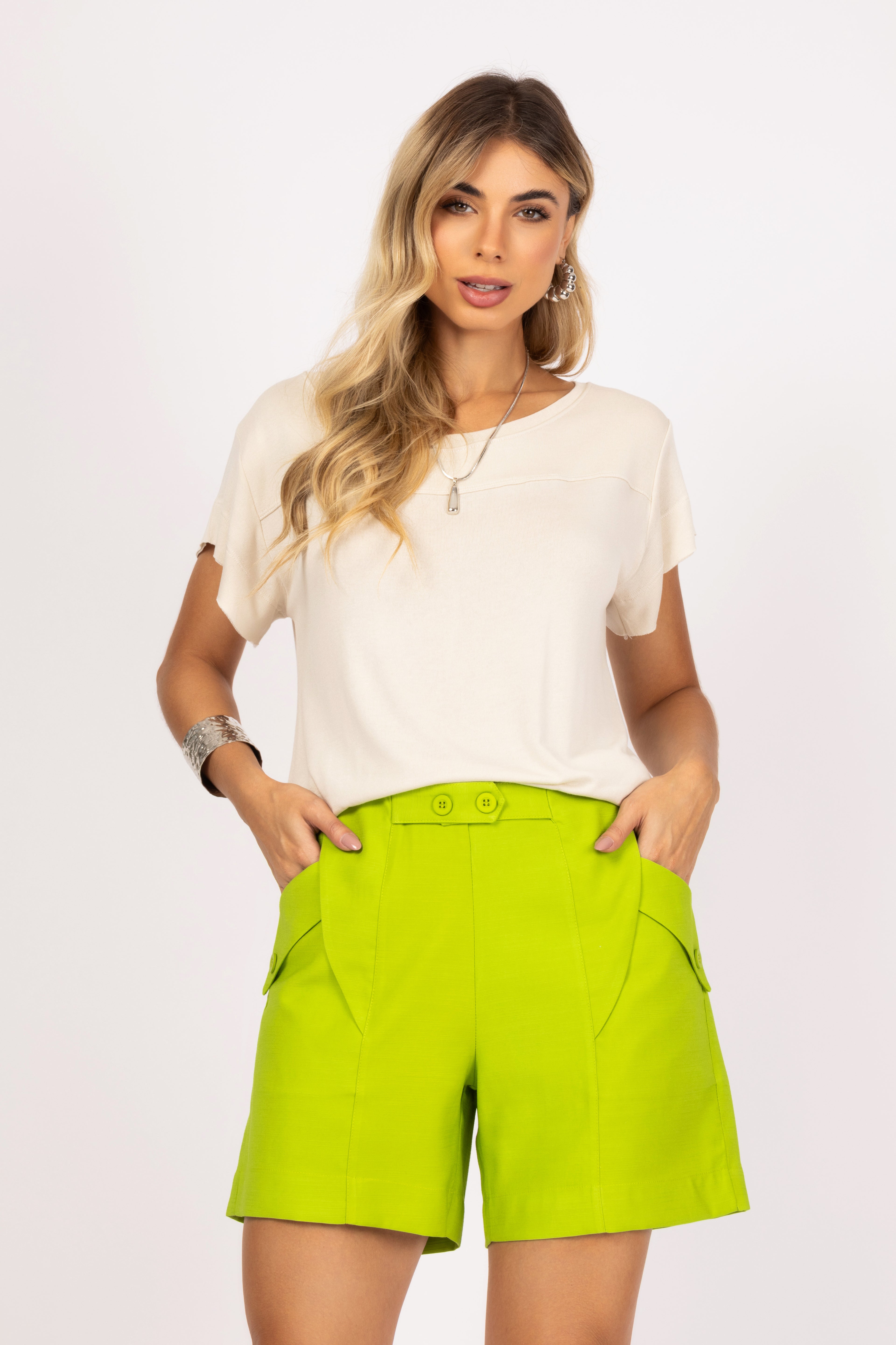Shorts com recortes e botões