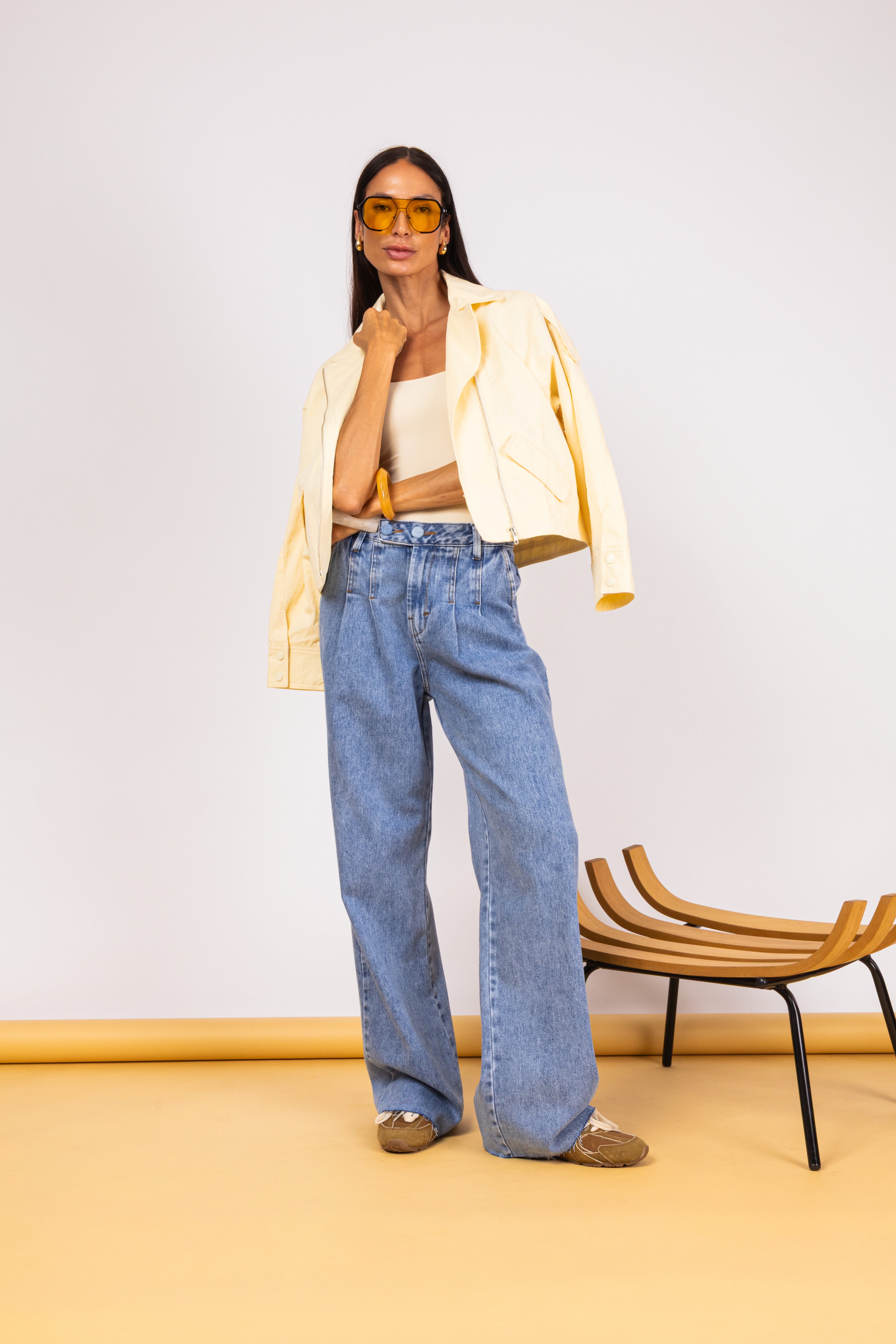 Jeans pantalona com botão em detalhe