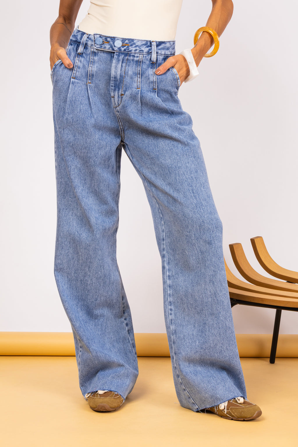 Jeans pantalona com botão em detalhe