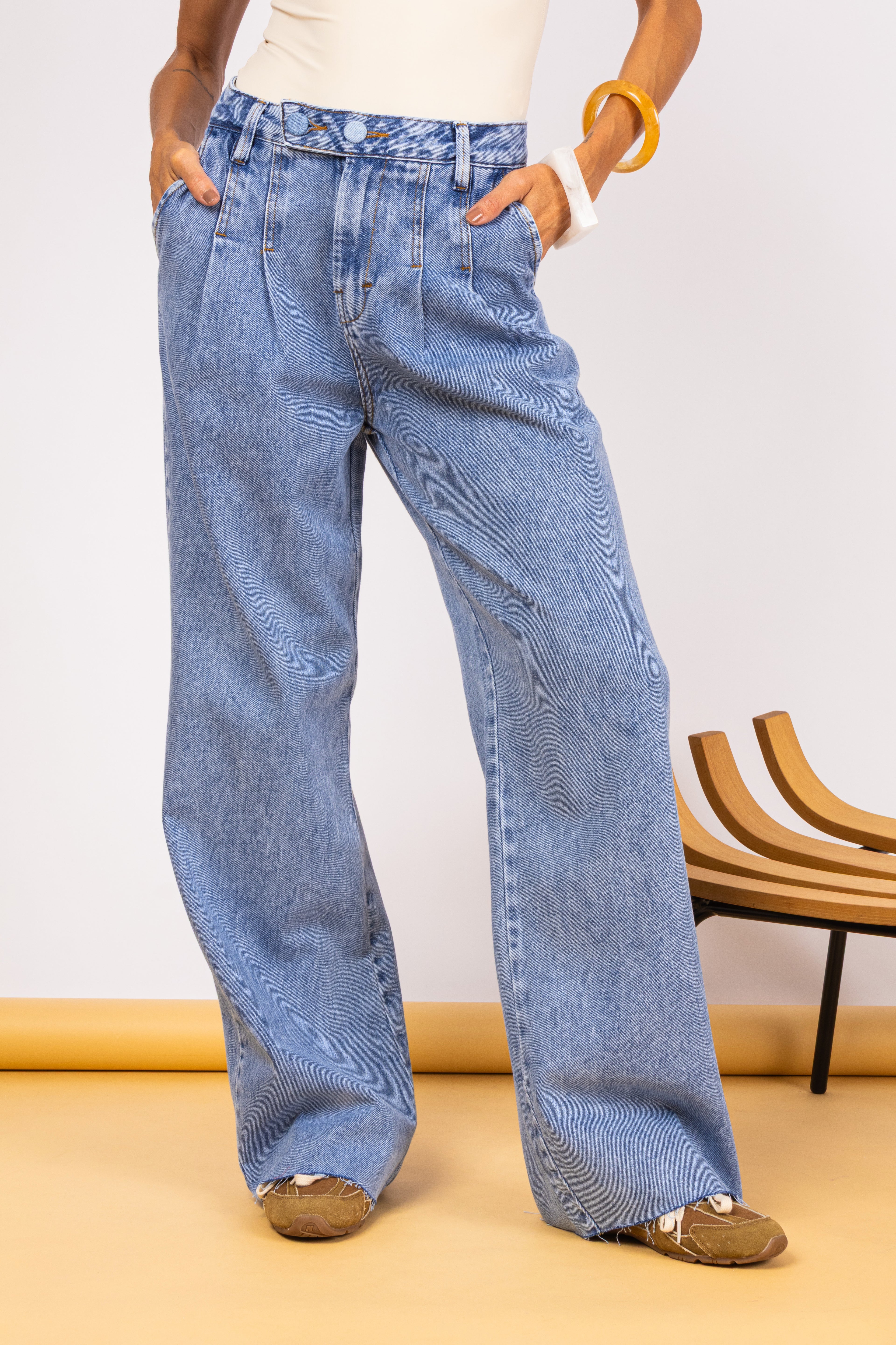 Jeans pantalona com botão em detalhe