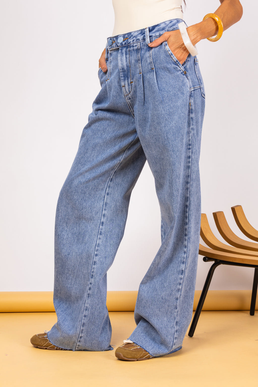 Jeans pantalona com botão em detalhe