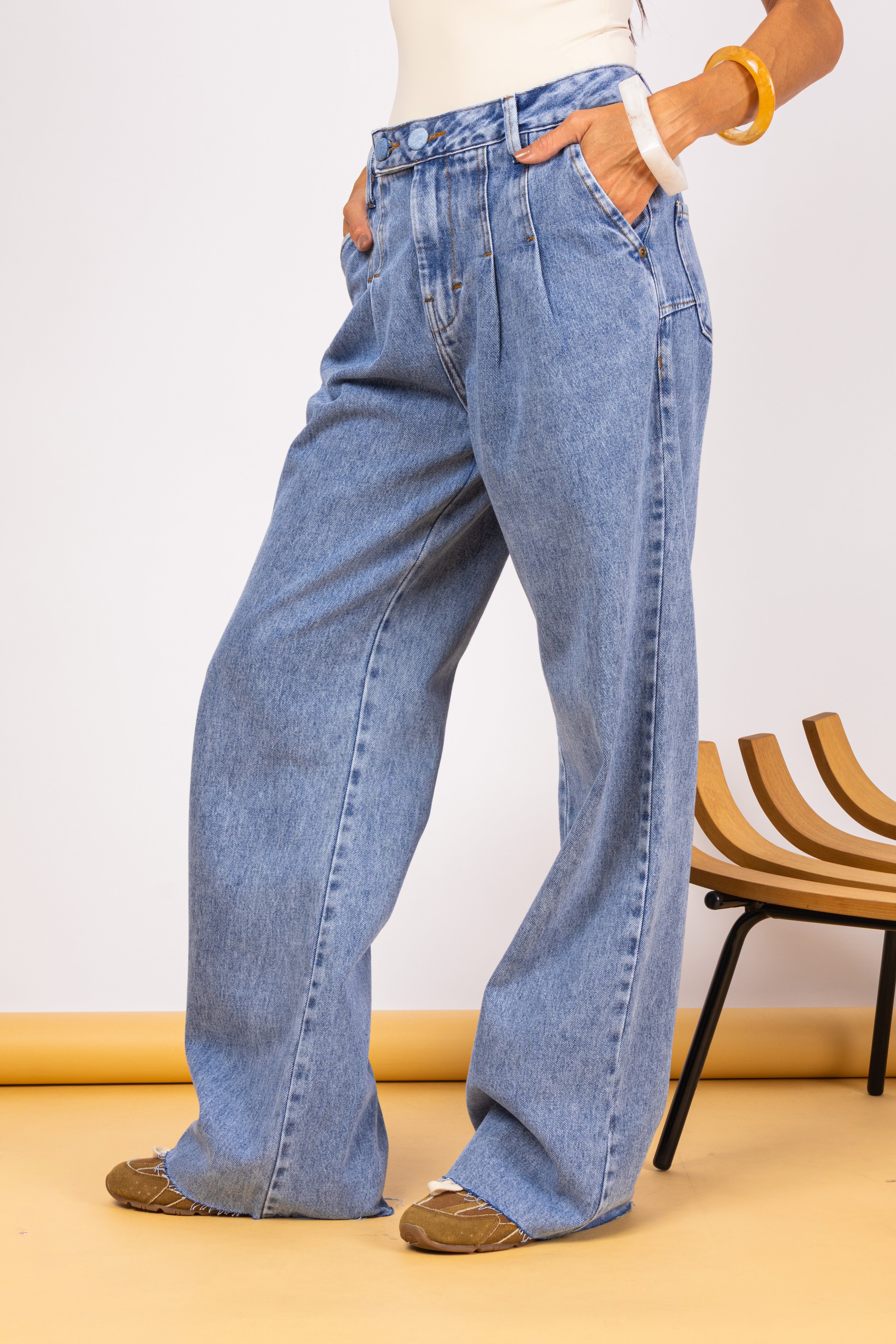 Jeans pantalona com botão em detalhe