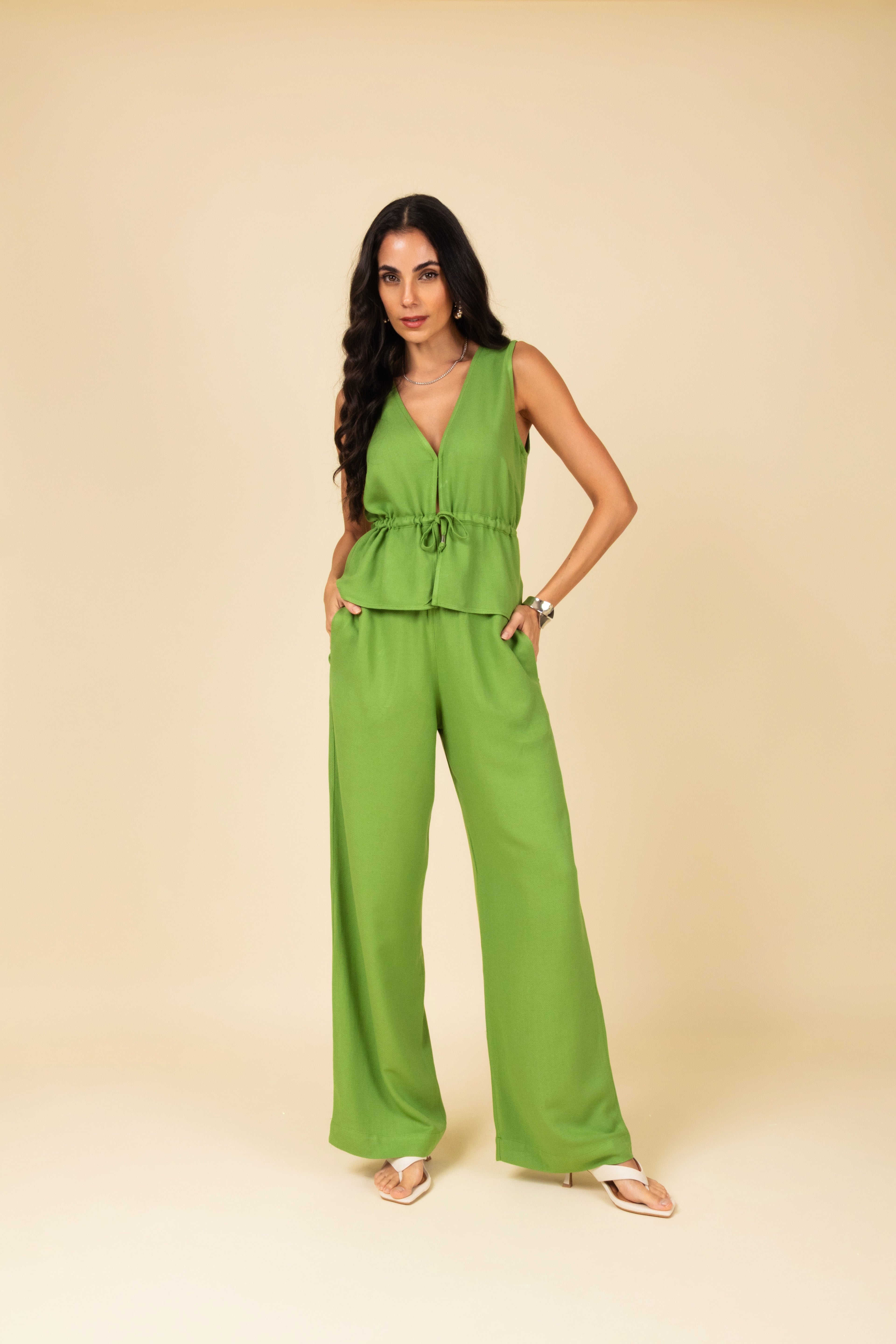 Conjunto com calça pantalona e blusa ajustável