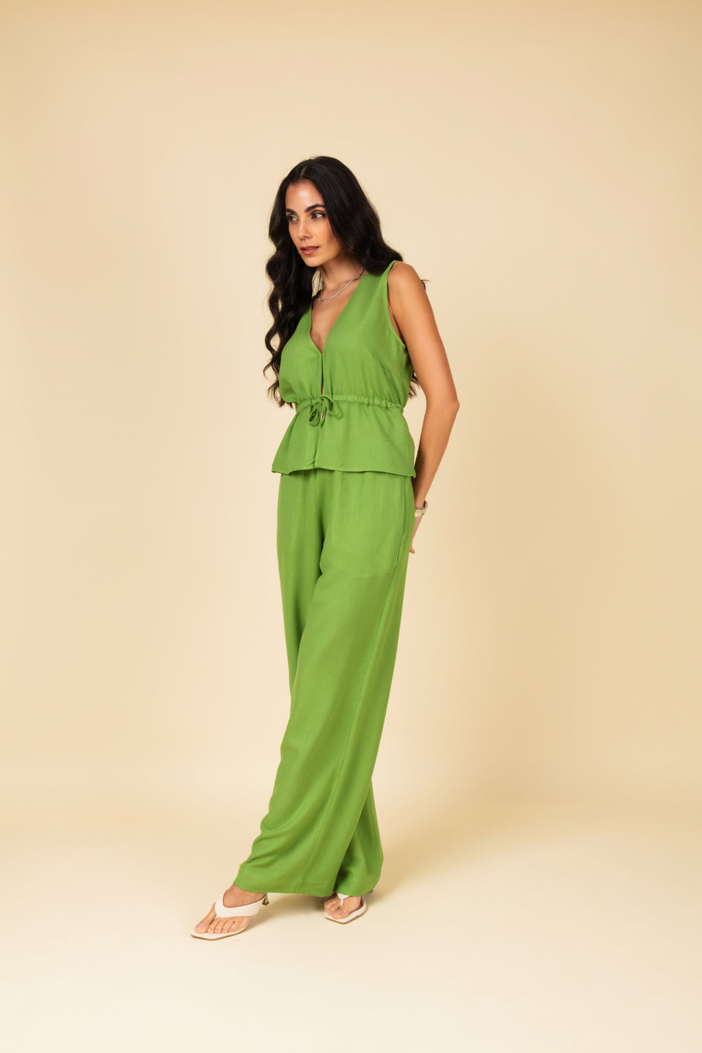 Conjunto com calça pantalona e blusa ajustável